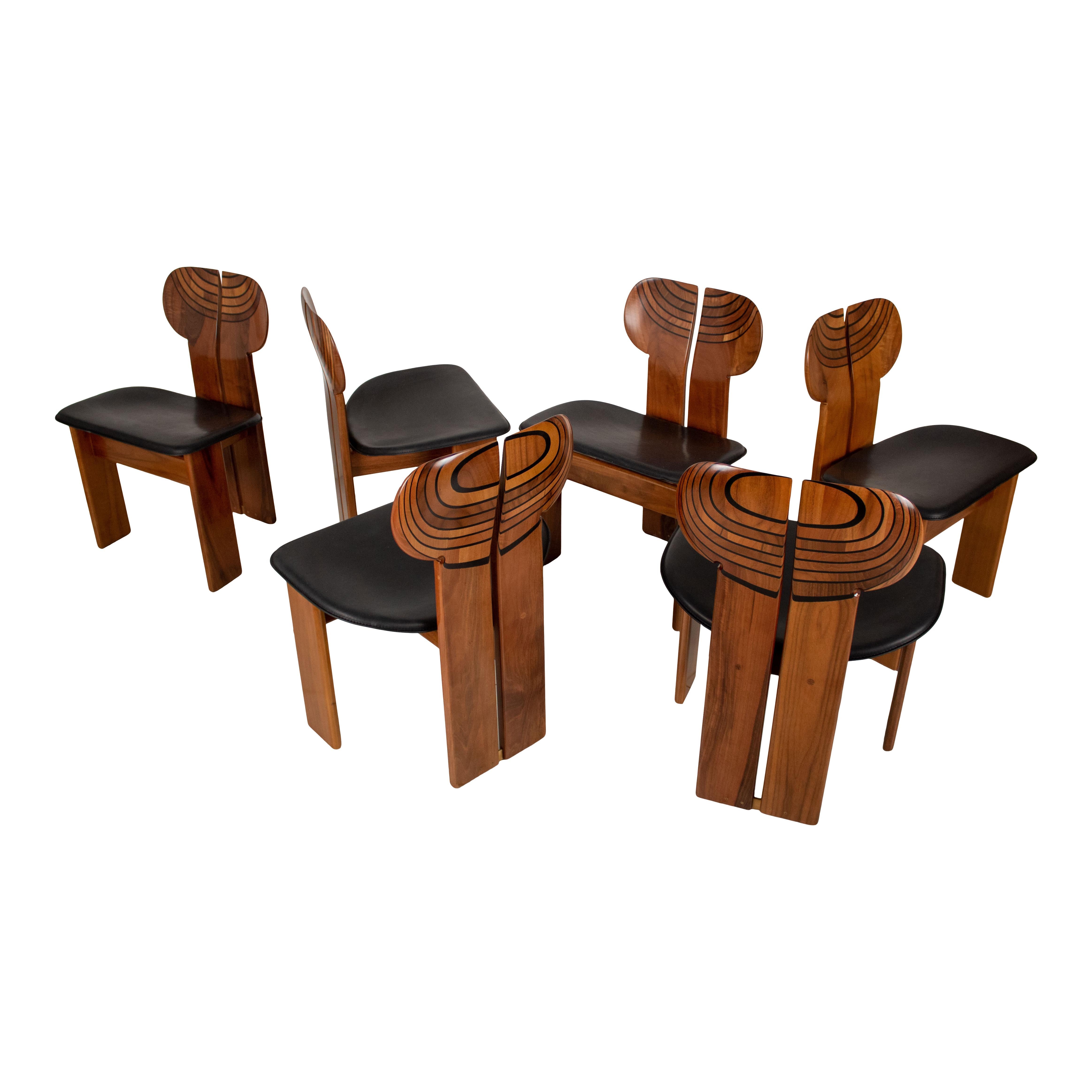 Ensemble de six chaises de salle à manger Africa, conçues par Afra et Tobia Scarpa et produites par le fabricant italien Maxalto en 1976.
Ils sont dotés d'une structure en briar de noyer clair et d'un siège en cuir noir et cognac.
Entièrement
