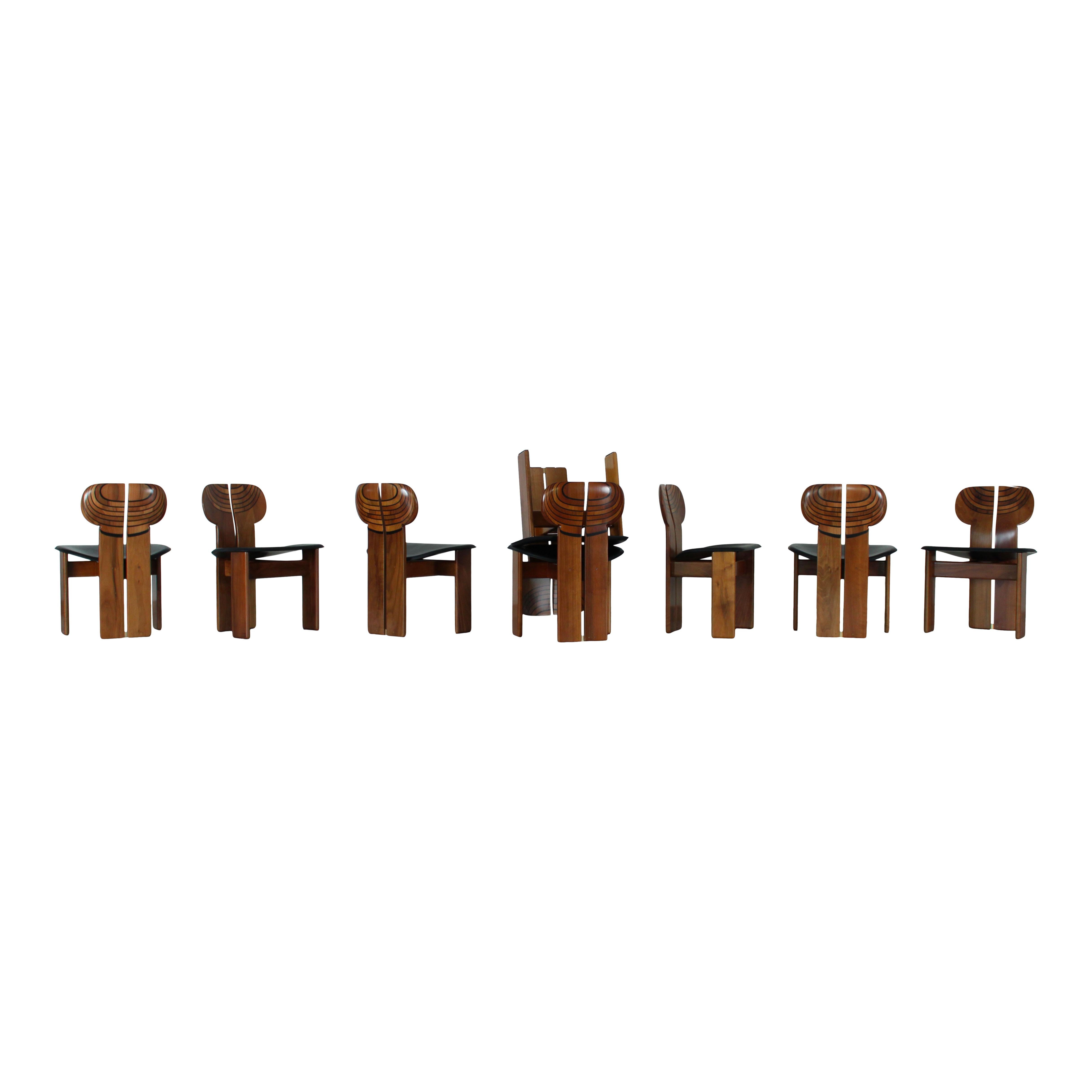Set of eight Africa dining chairs, designed by Afra and Tobia Scarpa and produced by the Italian manufacturer Maxalto in 1976.
They feature a clear walnut briar structure and a black and cognac leather seat.
Fully restored in Italy.

The main