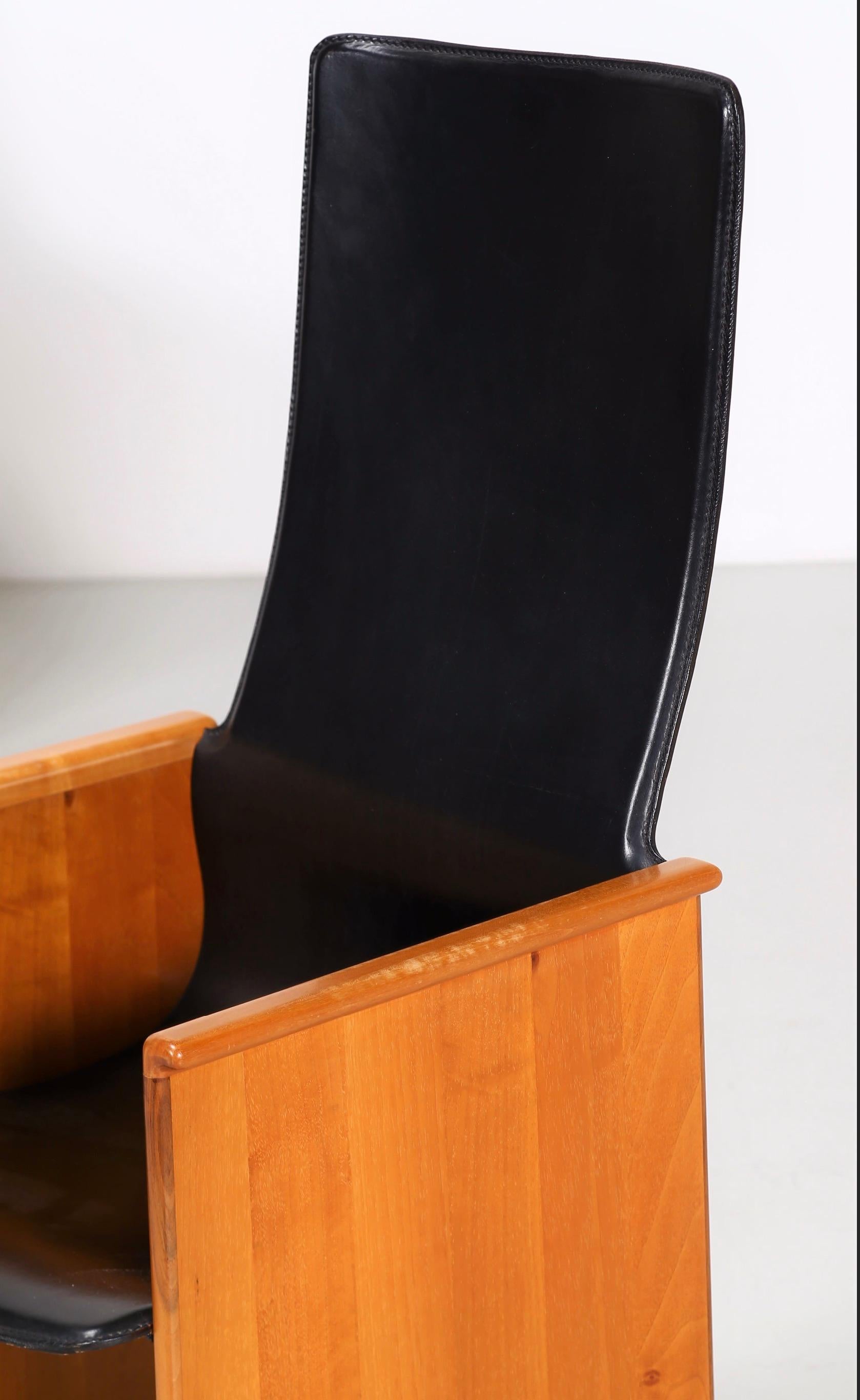 Afra and Tobias Scarpa for Stildomus
Set of four  « Torcello » dining chairs 
Walnut and leather
1964
105 x 51 x 43 cm


Those Sculptural high chairs, are composed of a black leather seats which embrace the ash wood structure, creating a nice