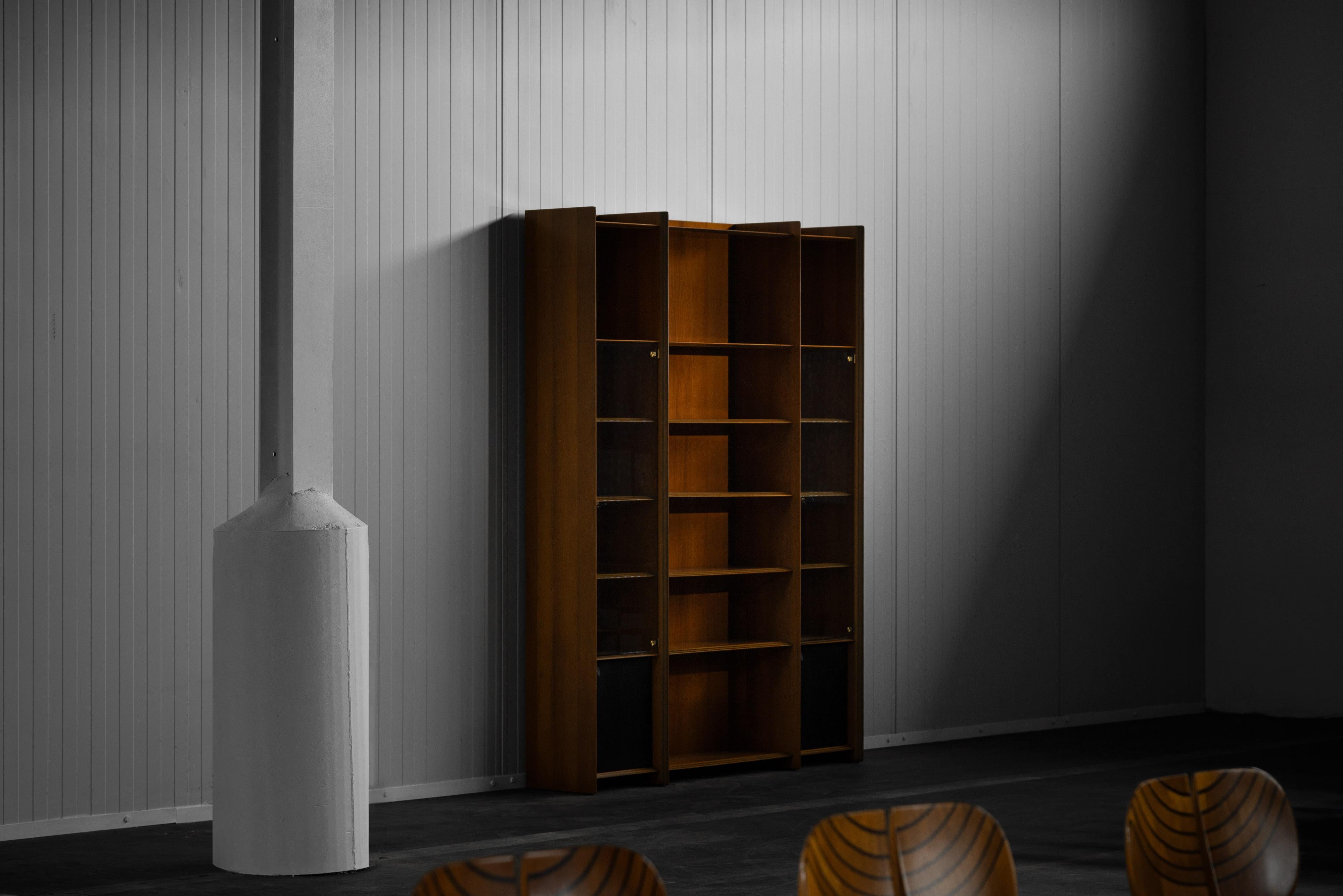Large Artona bookcase designed by Afra & Tobia Scarpa and manufactured by Maxalto in 1975 in Italy. This bookcase is as elegant as it is practical. It's made from walnut veneer with ebony wood inlays, giving it a timeless and sophisticated look. It