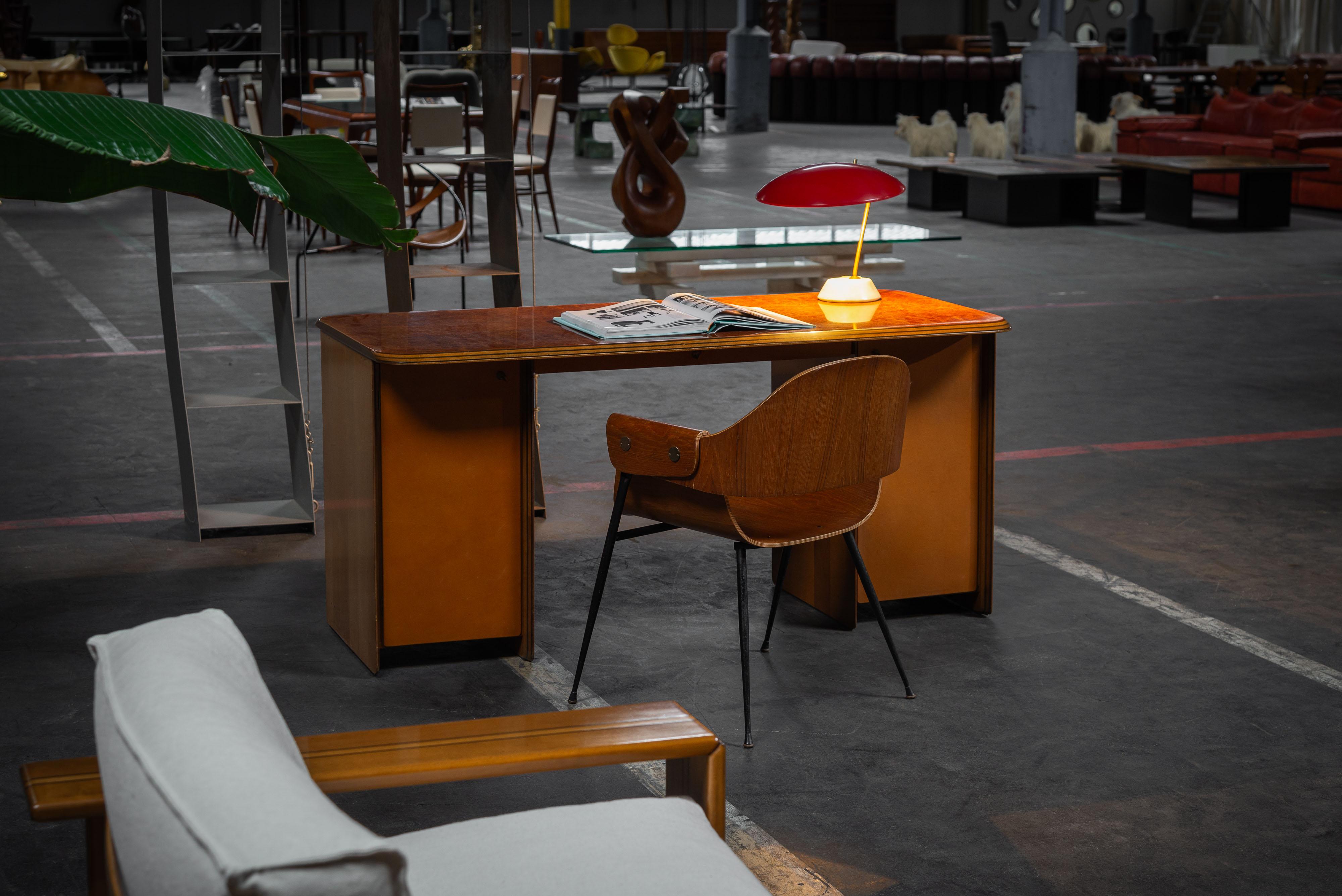 Beautiful writing desk model 7737 from the Artona series designed by Afra e Tobia Scarpa and manufactured by Maxalto in Italy, 1975. The top has a striking burl-wood veneer with a mesmerizing pattern. The bottom features walnut veneer compartments