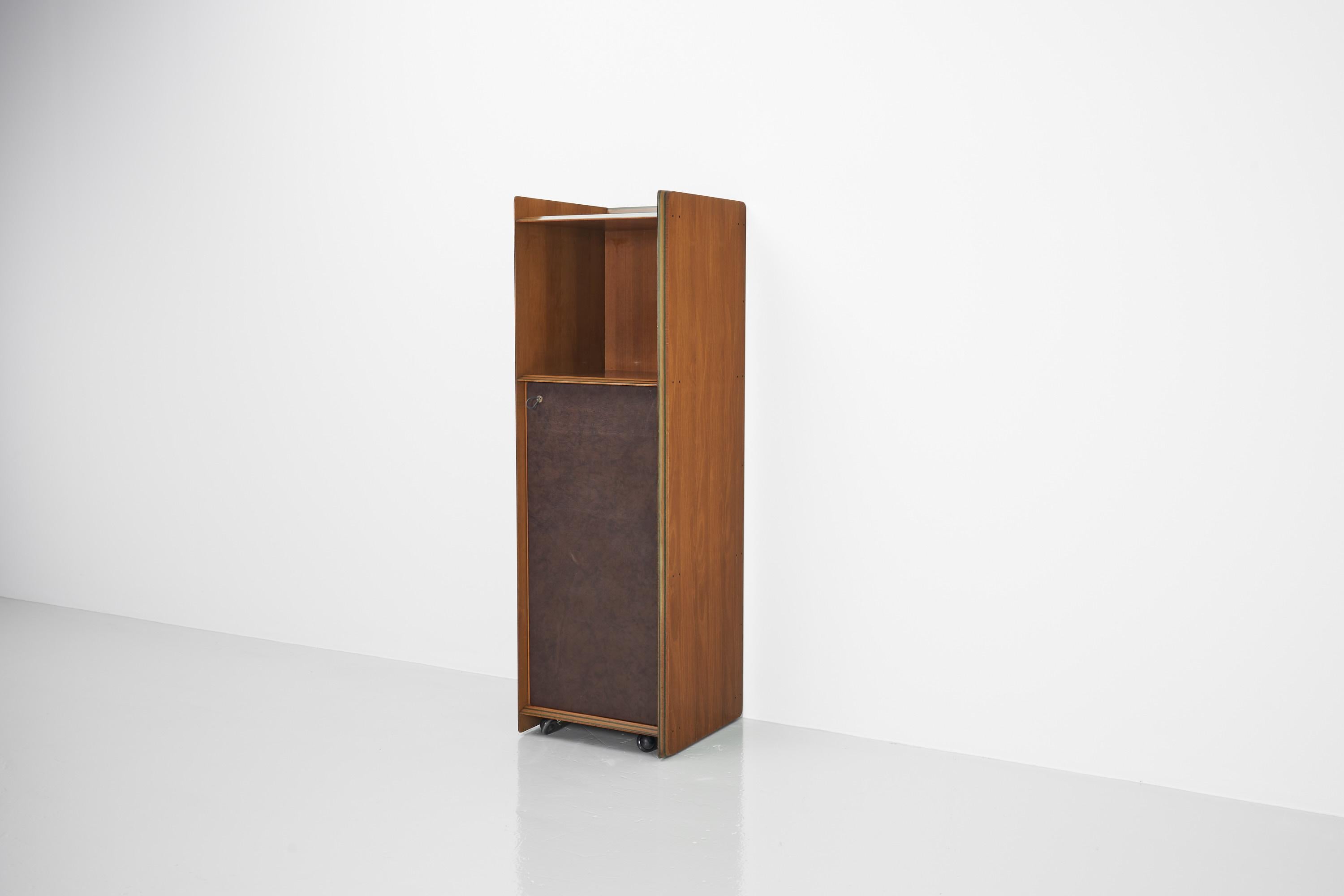 Nice and fully original high version ‘Artona’ cabinet designed by Afra and Tobia Scarpa and produced in Italy by Maxalto in 1975. This cabinet is in good condition, has one door, two storage compartinents and contains a lot of signature features