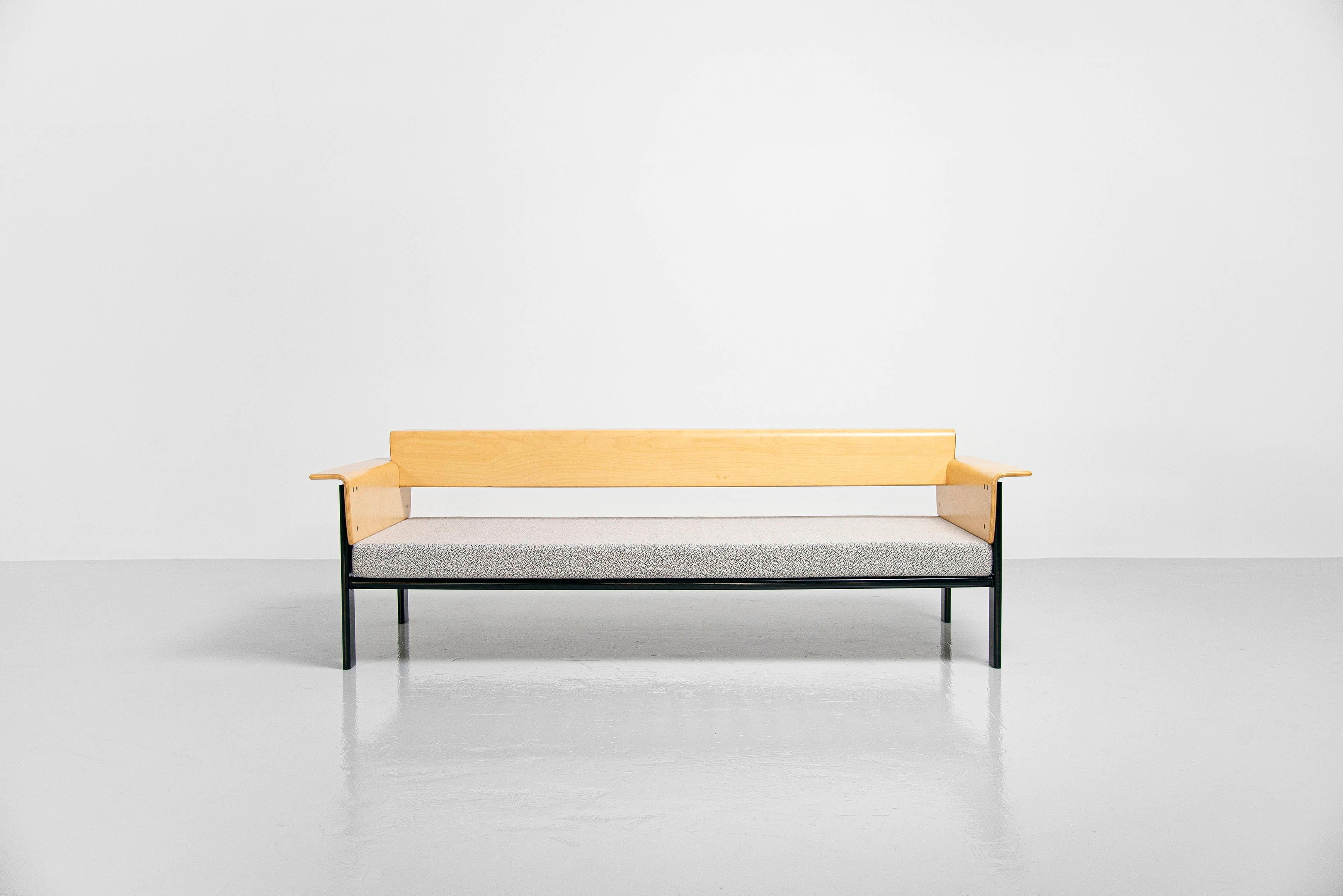 Sehr seltenes und schönes Sofa 'Mastro', entworfen vom Duo Afra und Tobia Scarpa und hergestellt von Molteni 1981. Dieses supergeformte Daybed hat einen schwarz lackierten Metallrahmen und Sperrholz-Arme und Rückenlehne. Die Rückenlehne kann
