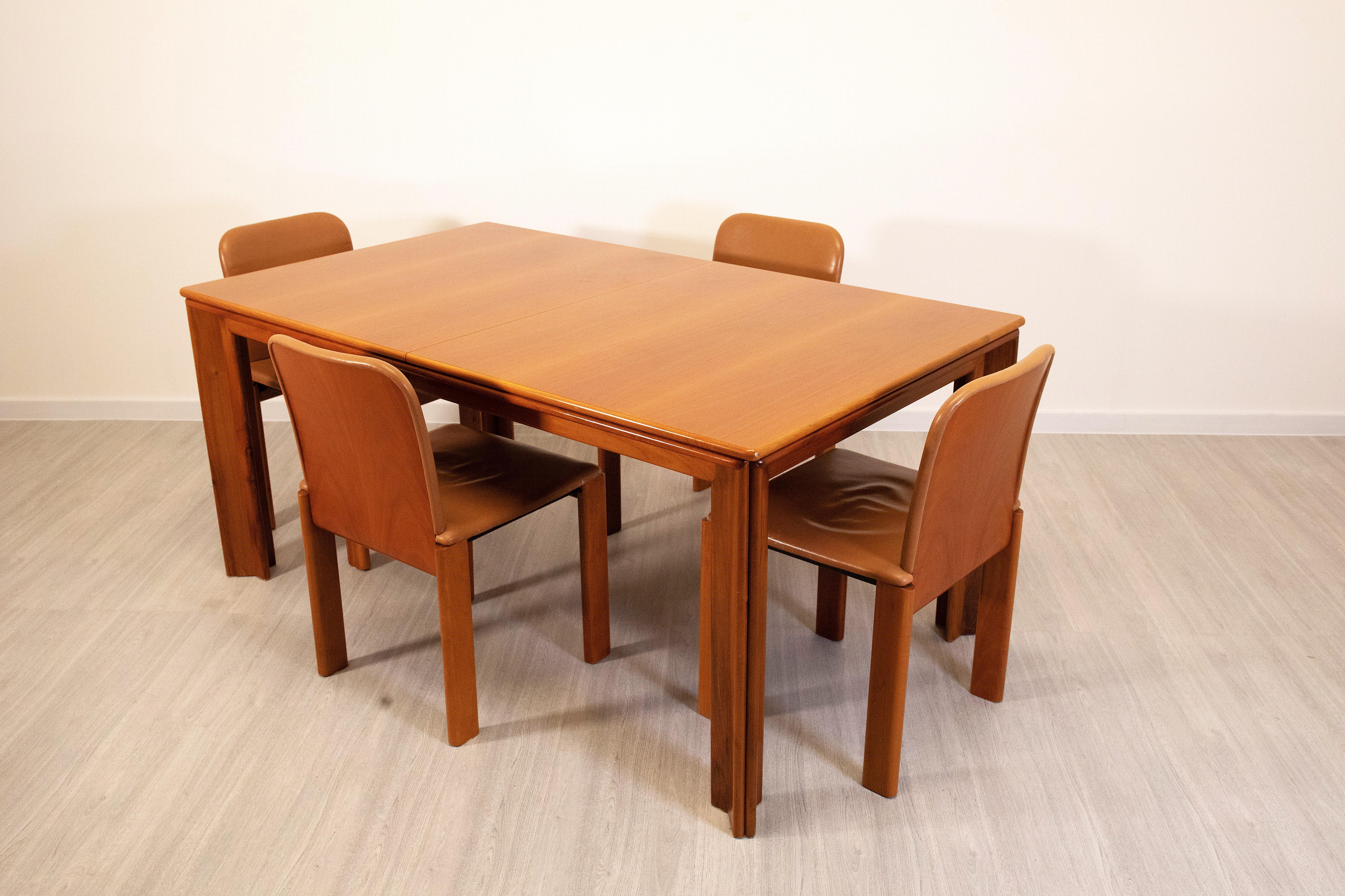 Élégant ensemble de 4 chaises conçu par Afra et Tobia Scarpa pour Molteni, réalisé dans les années 1980. Structure en bois massif et métal, assise et dossier recouverts de cuir couleur cuir. Dimensions : 45x50x78 cm, hauteur du siège 45 cm. Ces