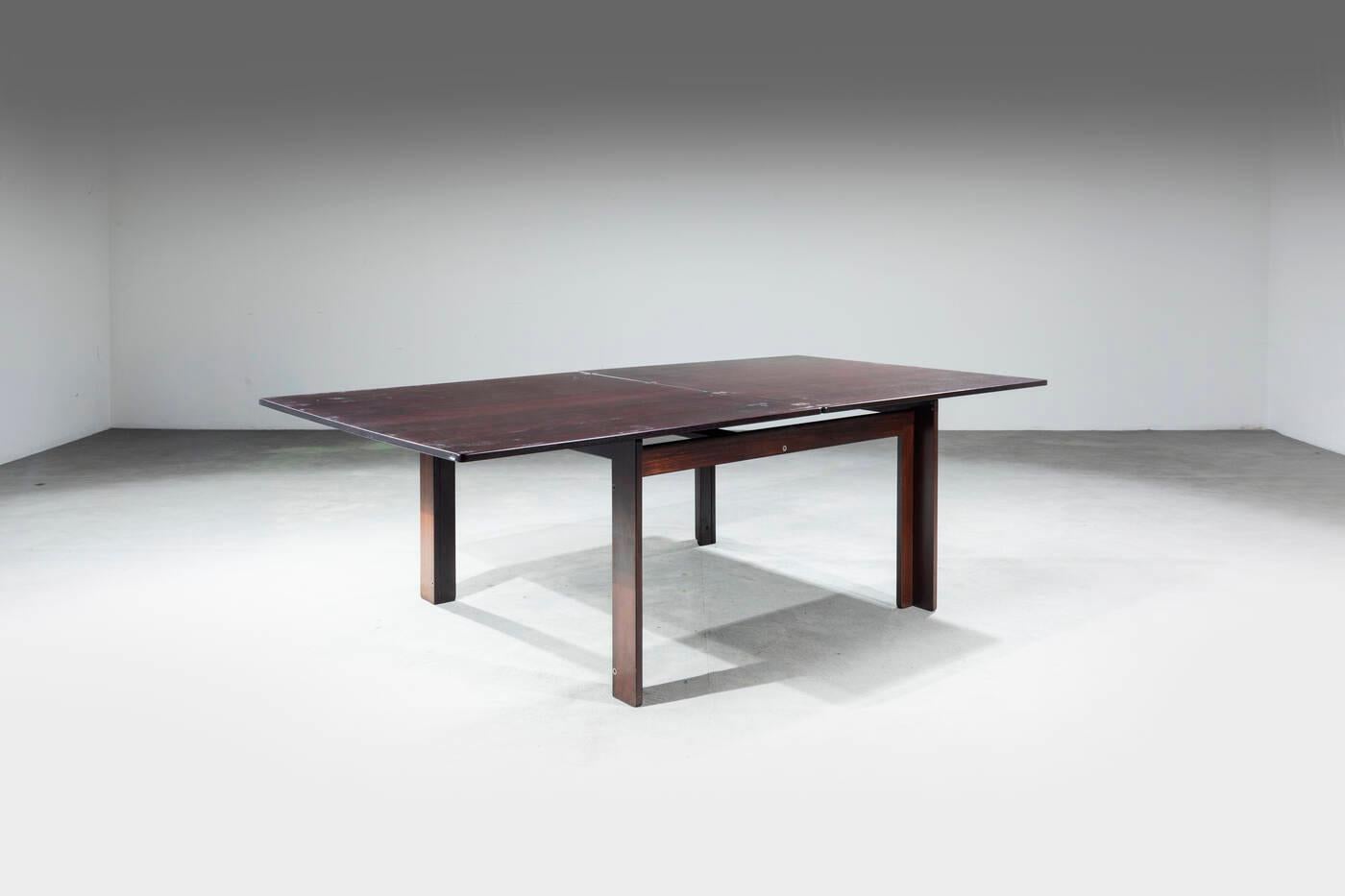 Tisch Mod. 778, entworfen von Afra & Tobia Scarpa für Cassina, hergestellt in den 1960er Jahren.
Holzgestell; Mechanismus zur Erweiterung der Tischplatte, der den Tisch von einem quadratischen in einen rechteckigen Tisch verwandelt
Bibl.: Giuliana