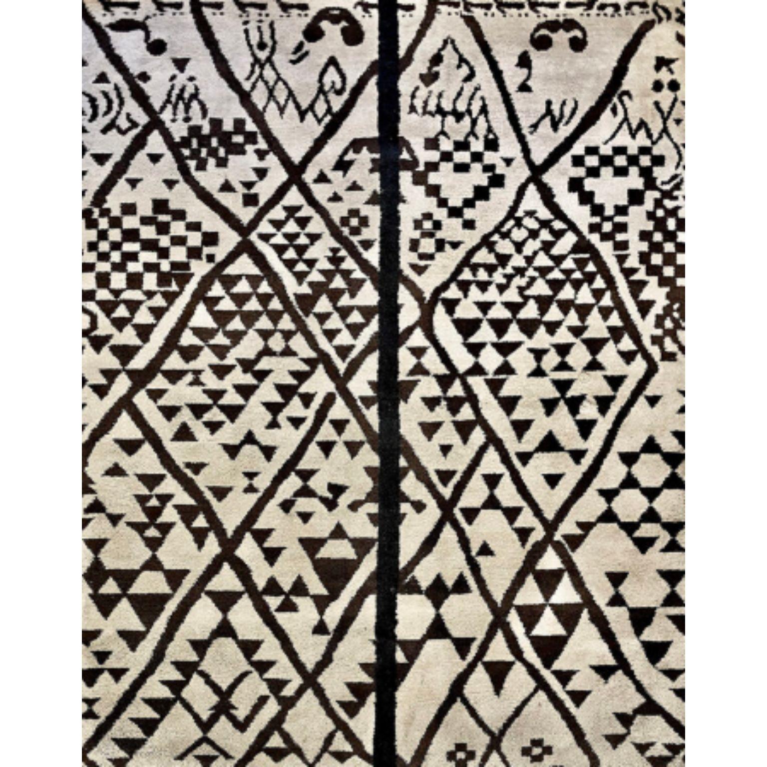 AFRA Teppich von Illulian
Abmessungen: T300 x H200 cm 
MATERIALIEN: Wolle 80%, Seide 20%
Je nach MATERIAL und Größe sind verschiedene Varianten möglich und die Preise können variieren.

Illulian, eine historische und prestigeträchtige Teppichmarke,