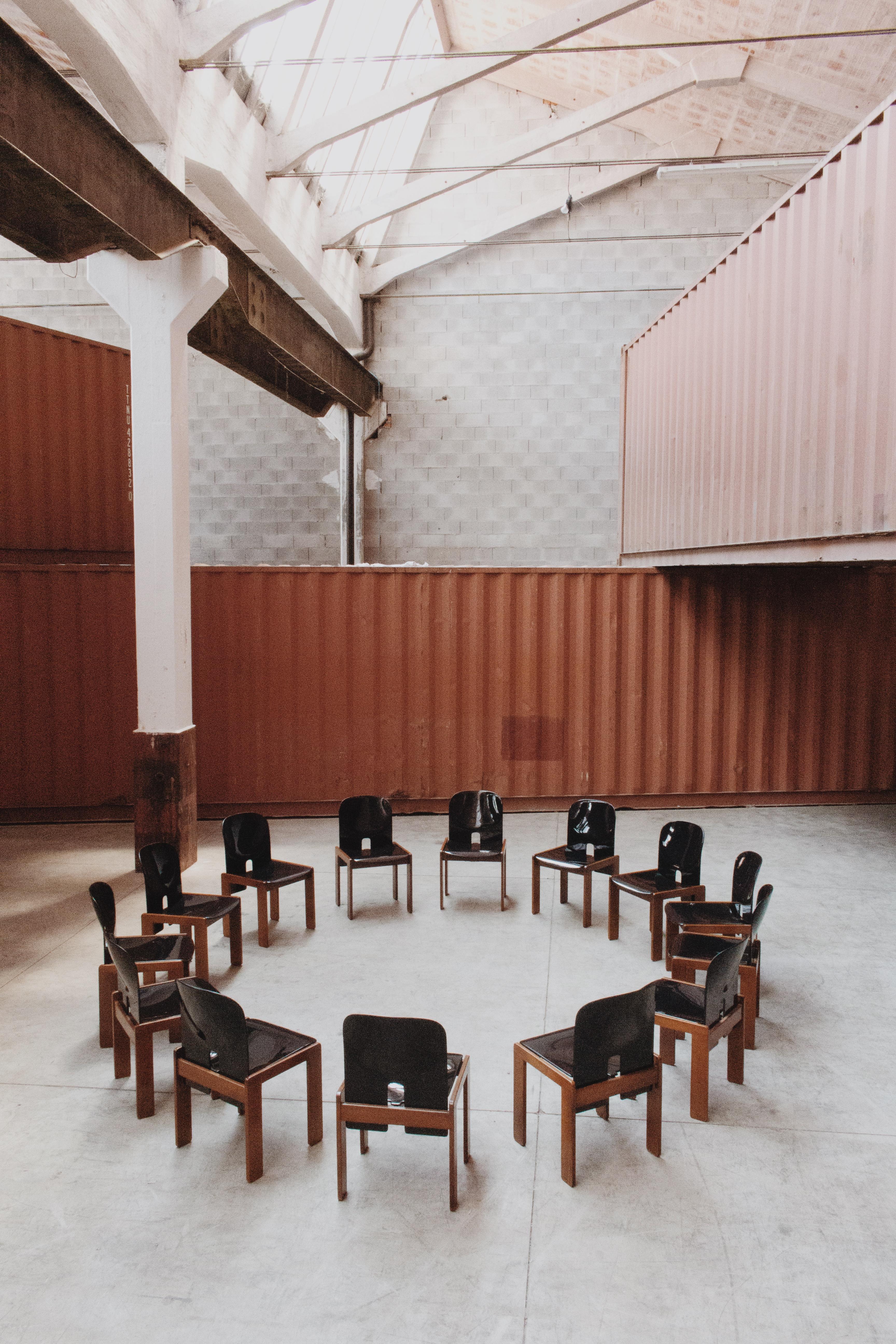 Esszimmerstühle „121“ von Afra & Tobia Scarpa für Cassina, 1965, Satz von 14 Stühlen (Italienisch) im Angebot