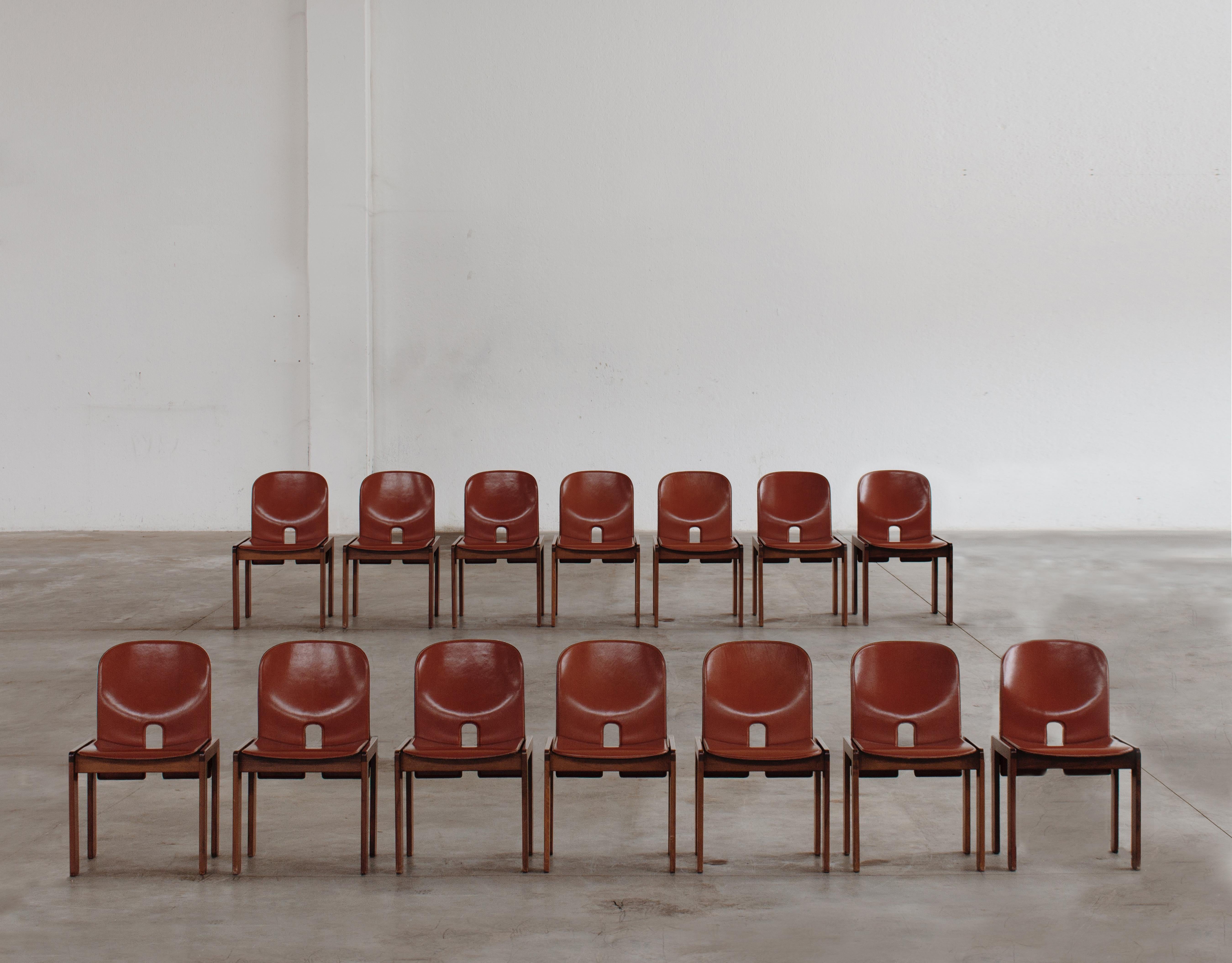 Esszimmerstühle „121“ von Afra & Tobia Scarpa für Cassina, 1965, Satz von 14 Stühlen (Mitte des 20. Jahrhunderts) im Angebot