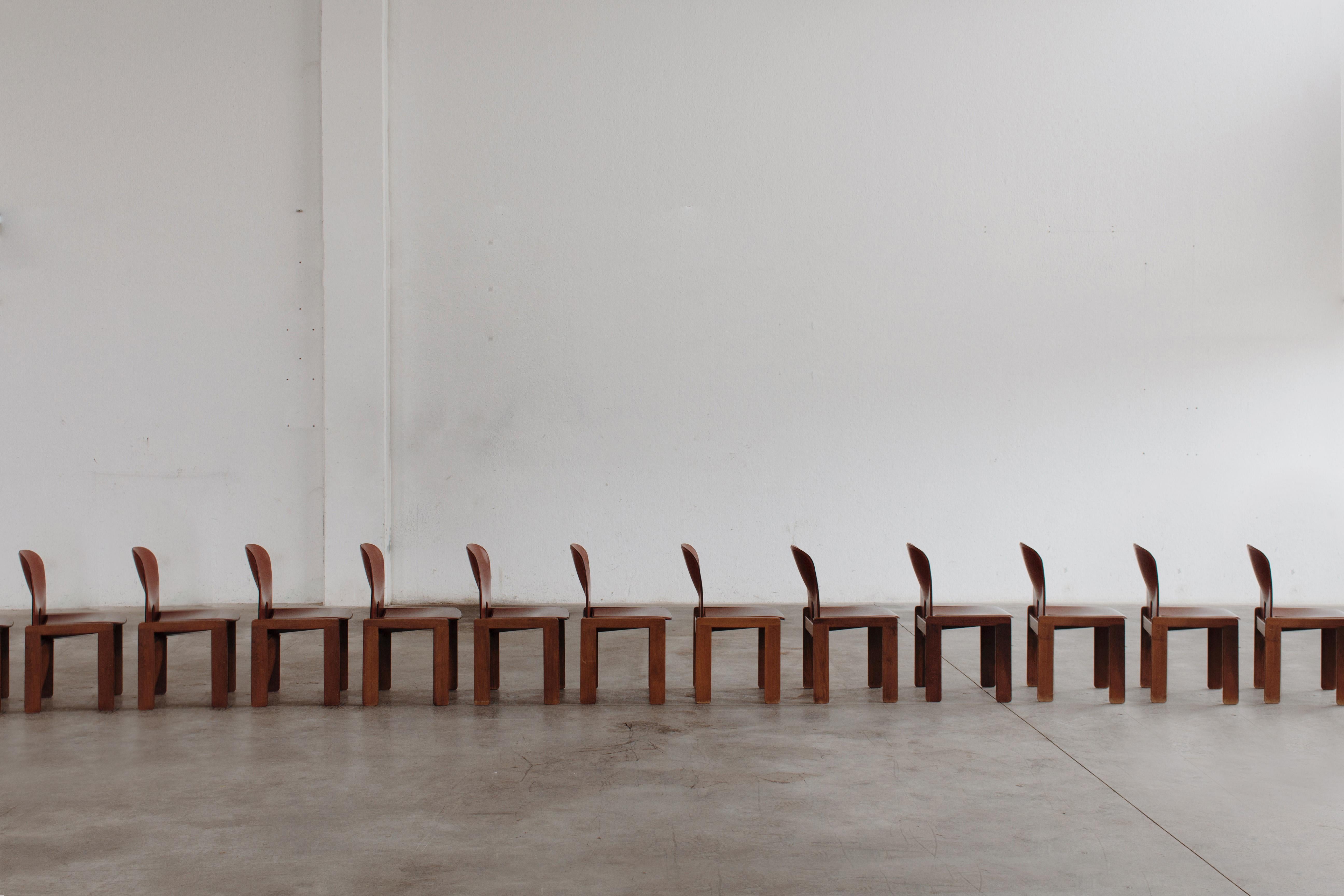 Esszimmerstühle „121“ von Afra & Tobia Scarpa für Cassina, 1965, Satz von 16 Stühlen (Mitte des 20. Jahrhunderts) im Angebot
