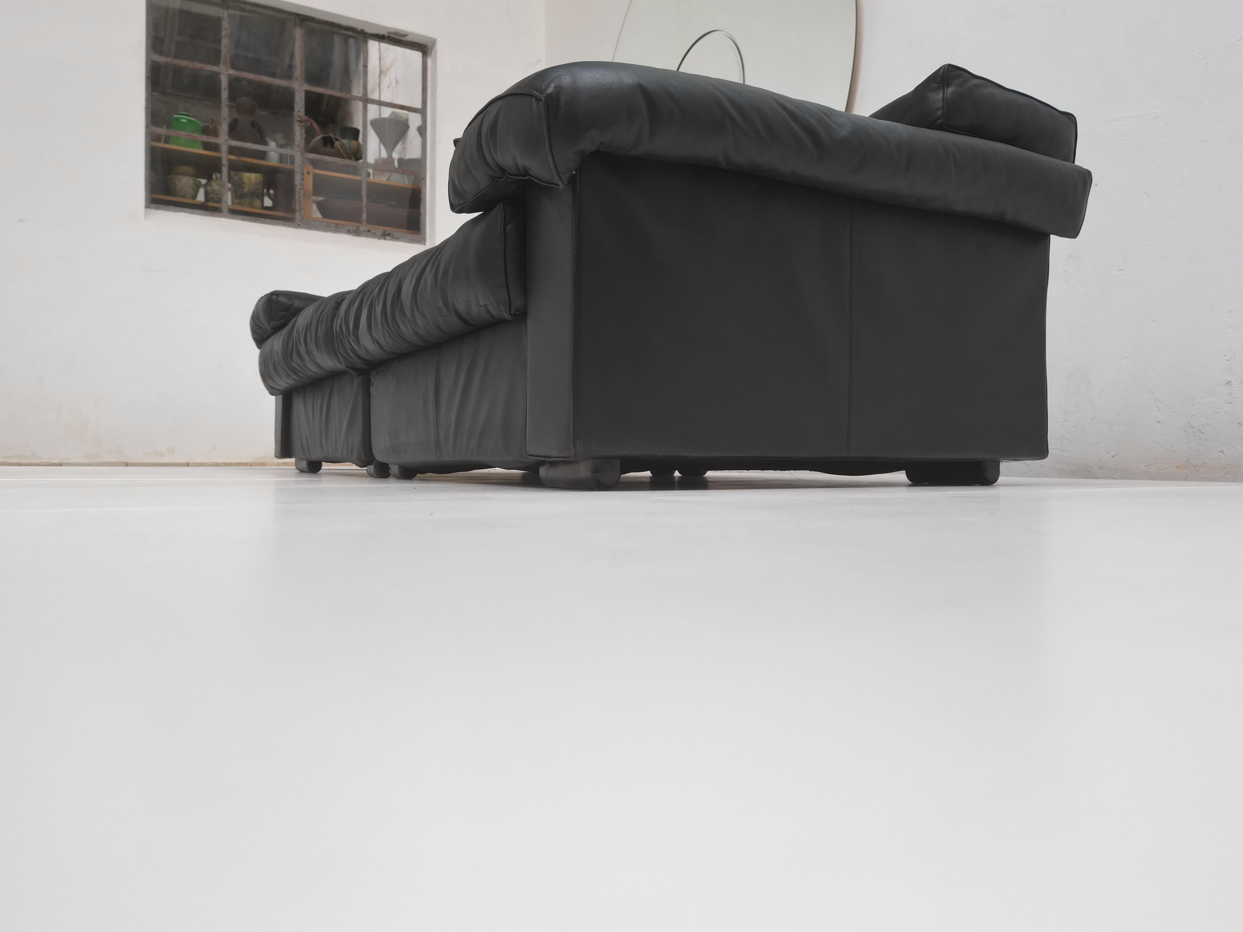 Afra & Tobia Scarpa 2 Seater 'Erasmo' Black Leather Sofa + Table B&B Italia 1973 For Sale 4
