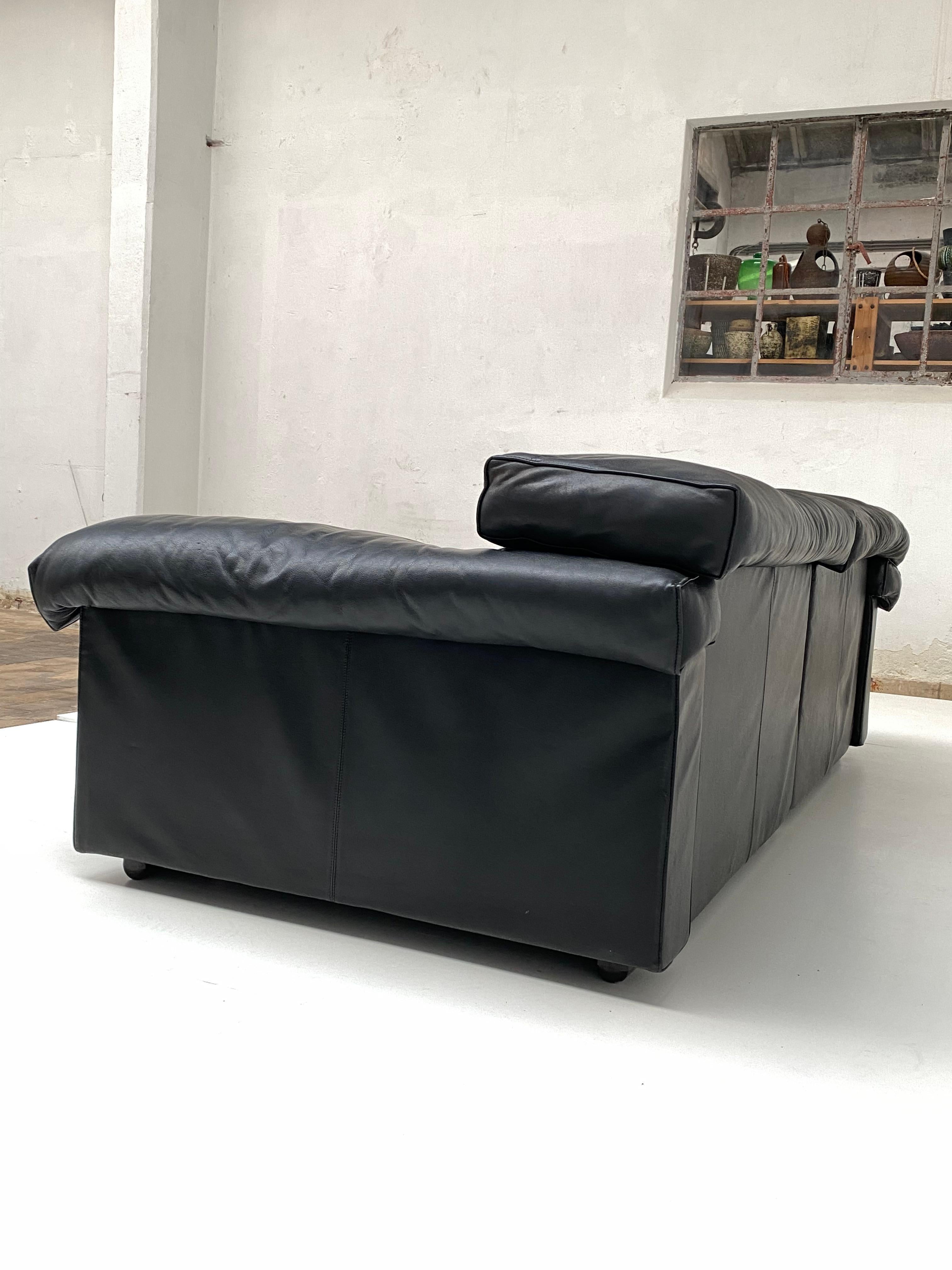 Afra & Tobia Scarpa 2 Seater 'Erasmo' Black Leather Sofa + Table B&B Italia 1973 For Sale 9