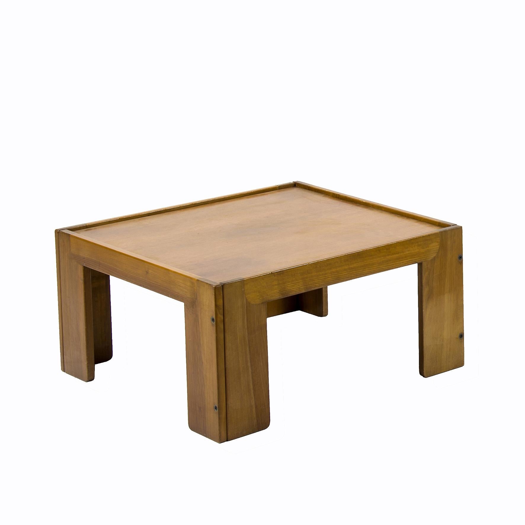 A pair of square walnut low tables, the top plate rested on the frame supported by four rectangular feet.
Manufactured by Cassina.
Italy,
1960s.

Provenance
Private collection

Literature
Domus 453, agosto 1967, p.54

Domus 455, ottobre