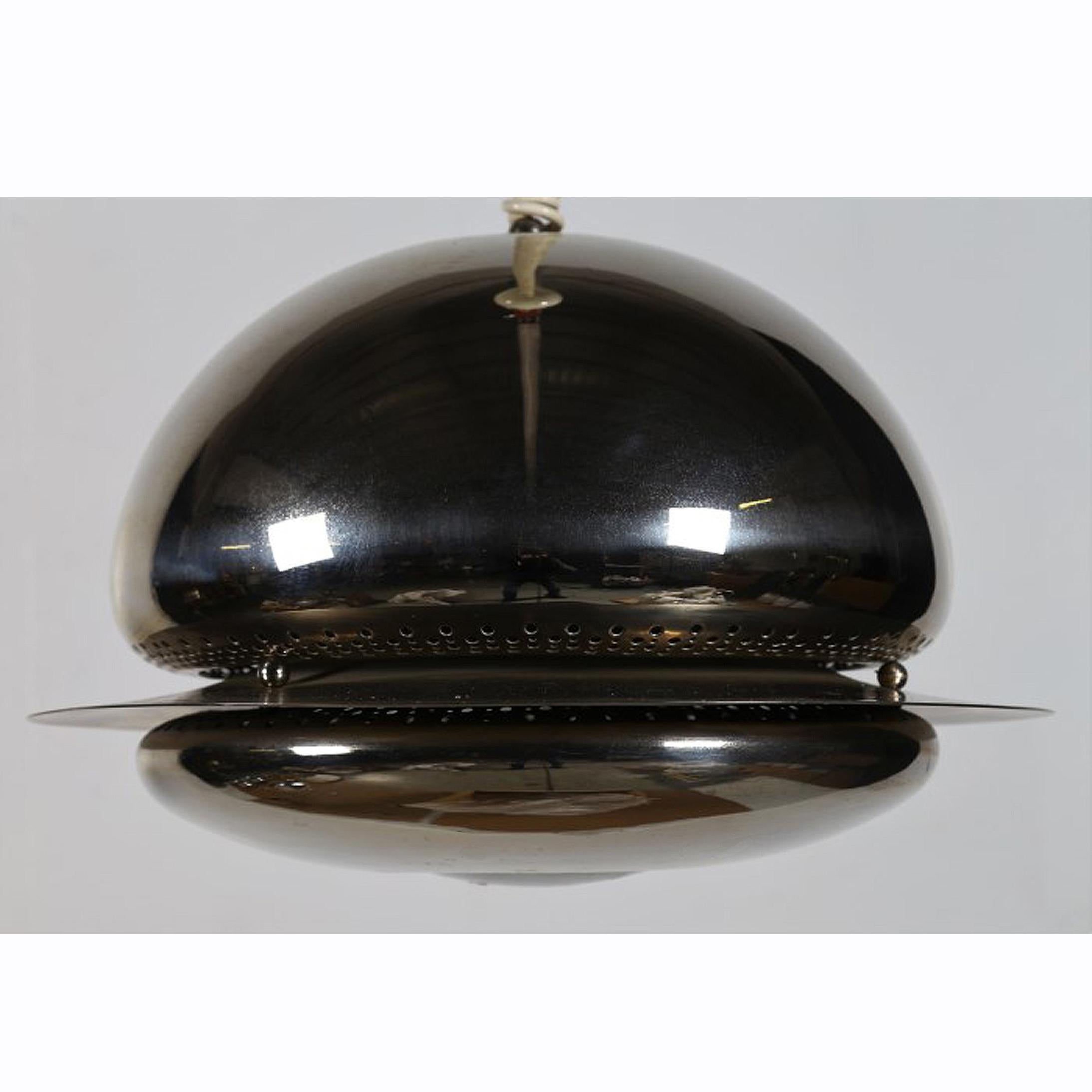 A spherical brass pendant light.
Manufactured by Flos.
Italy.
1960s.

Literature
Domus 395, October 1962, p.48

Ottagono 1, April 1966, p. 91

Giuliana Gramigna, Repertorio 1950-2000, Allemandi, Torino 2003, p.90.

Note
One pendant