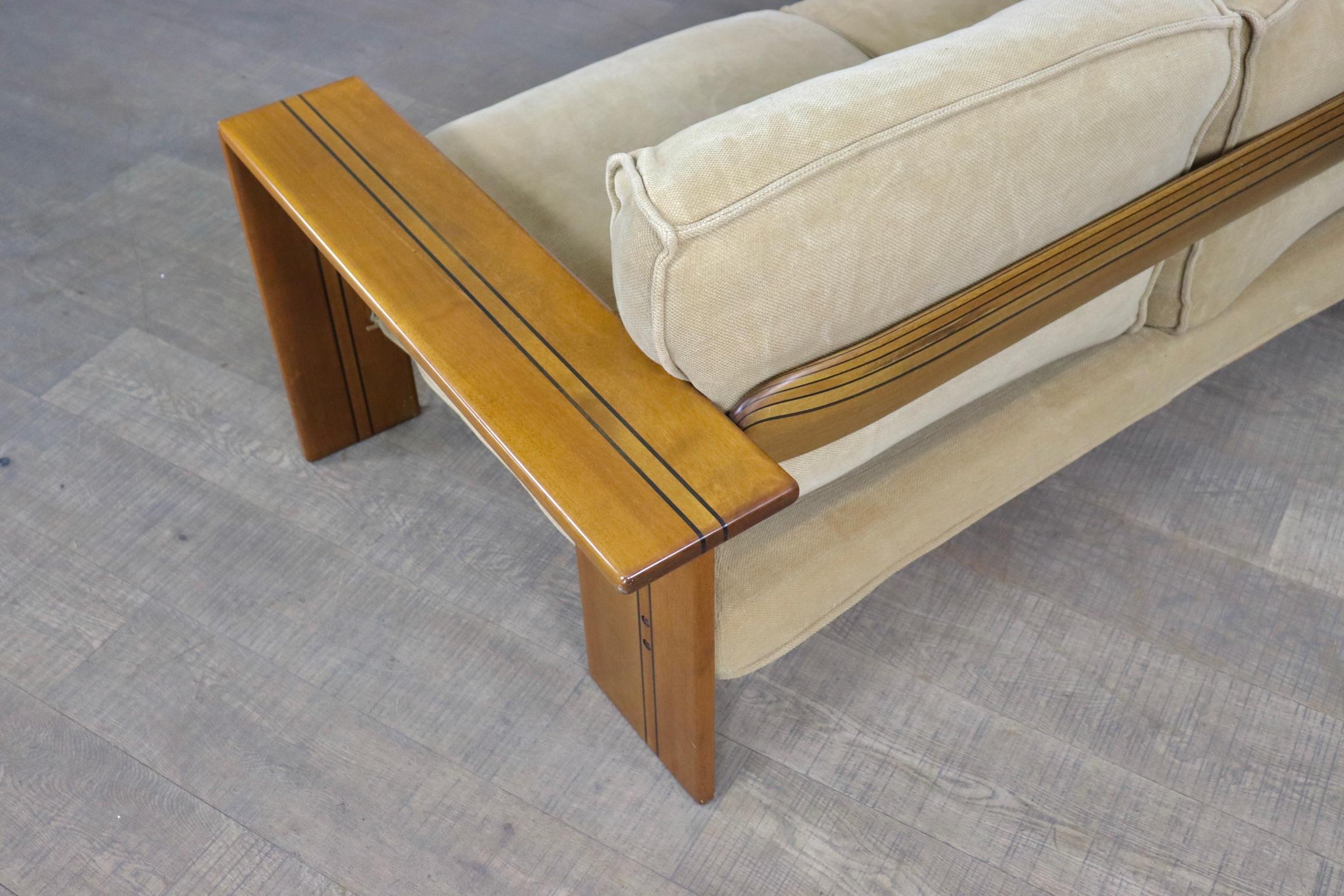 Afra & Tobia Scarpa ‘Artona’ Sofa in Elm and linen for Maxalto, 1975 For Sale 6