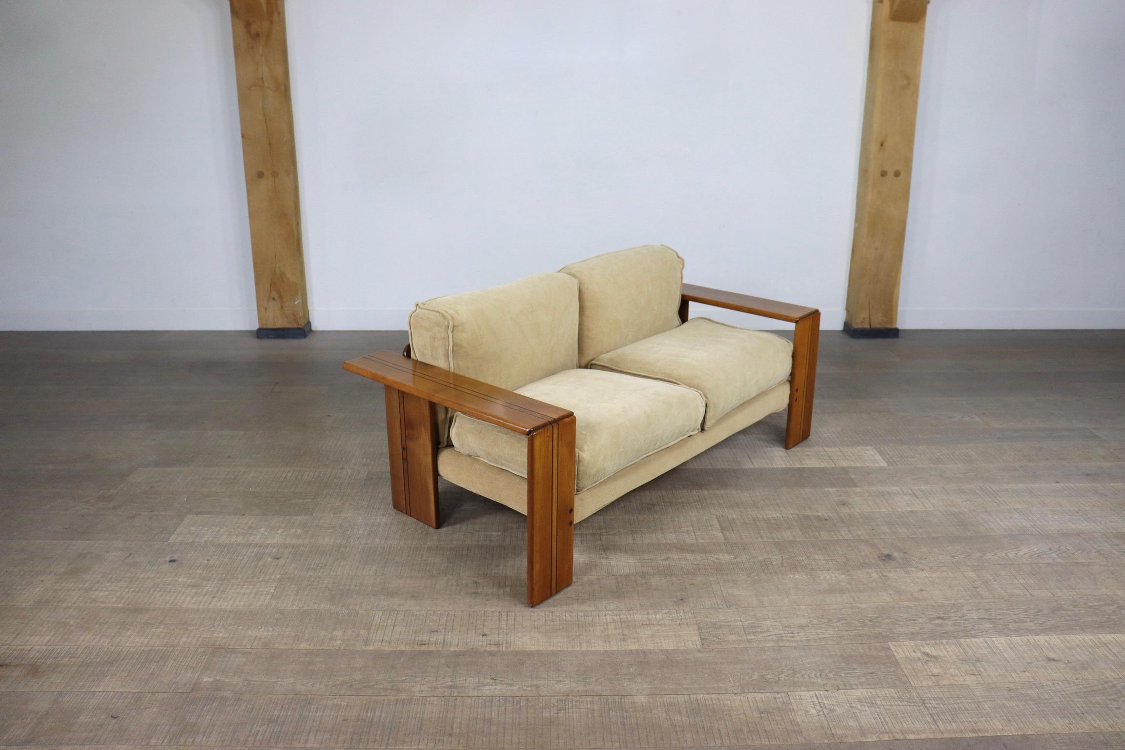 Schönes Afra & Tobia Scarpa für Maxalto, Sofa 'Artona', Ulme, Italien 1975 
Dieses Sofa ist ein absolutes Prachtexemplar der Handwerkskunst. Das absolute Highlight dieses unglaublichen Sofas ist die Holzverarbeitung. Die Ulme ist mit dunklen