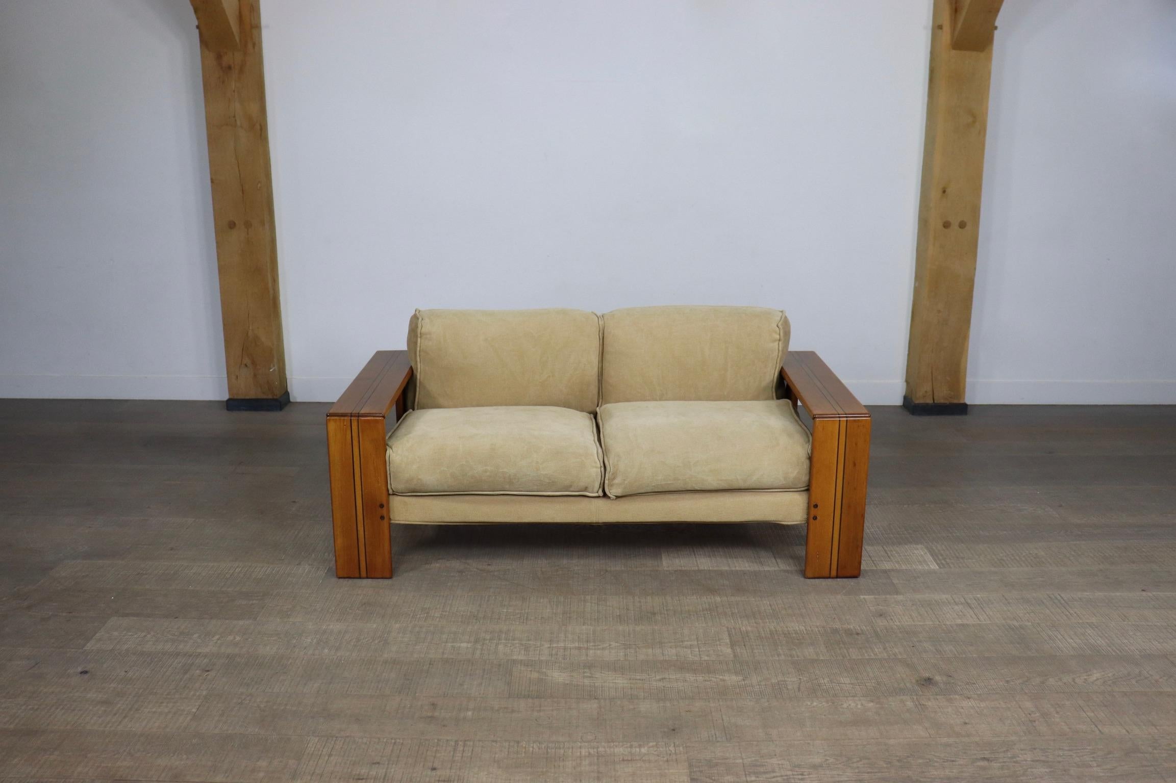Afra & Tobia Scarpa ‘Artona’ Sofa in Elm and linen for Maxalto, 1975 In Good Condition For Sale In ABCOUDE, UT