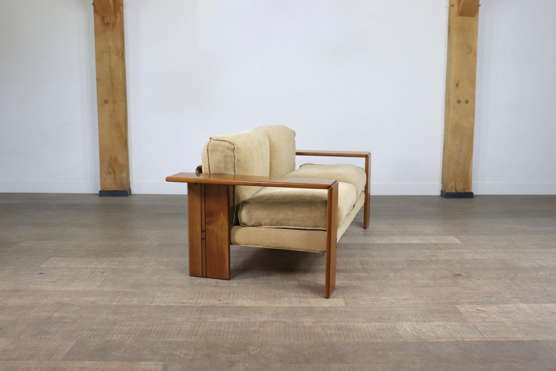 Afra & Tobia Scarpa ‘Artona’ Sofa in Elm and linen for Maxalto, 1975 For Sale 1