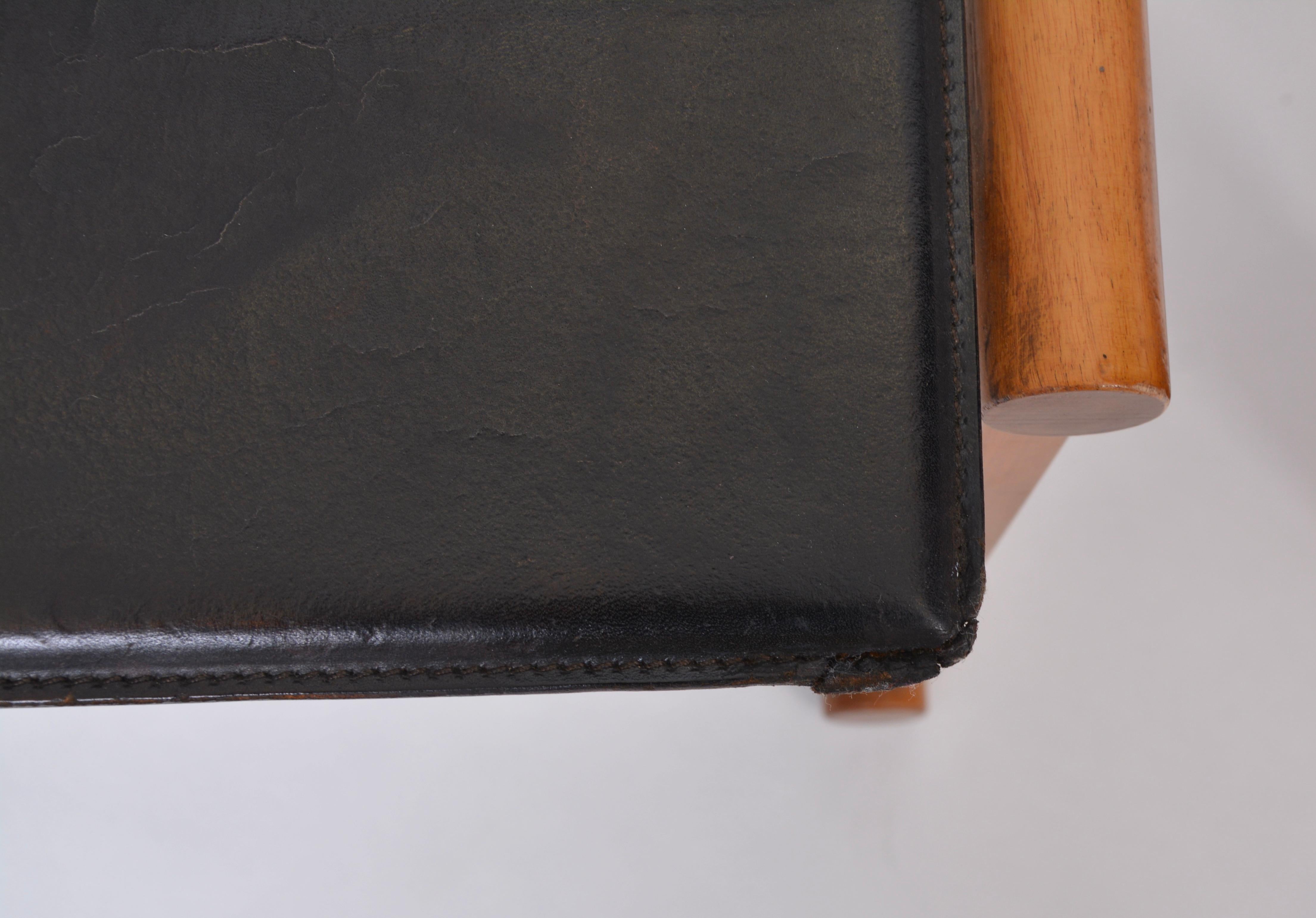 Ein Paar Afra & Tobia Scarpa zugeschriebene Esszimmerstühle aus schwarzem Leder im Angebot 4