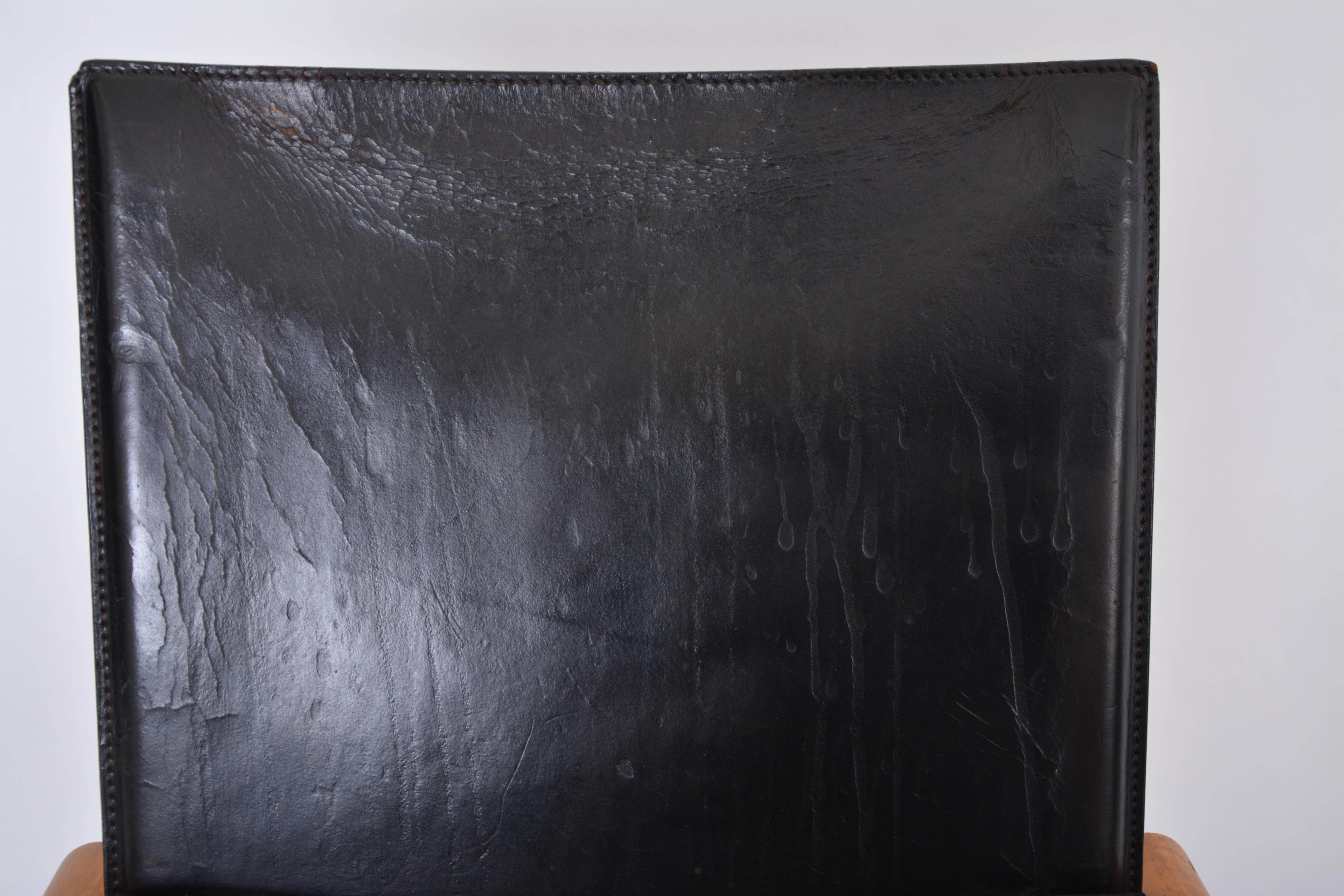 Ein Paar Afra & Tobia Scarpa zugeschriebene Esszimmerstühle aus schwarzem Leder im Angebot 7