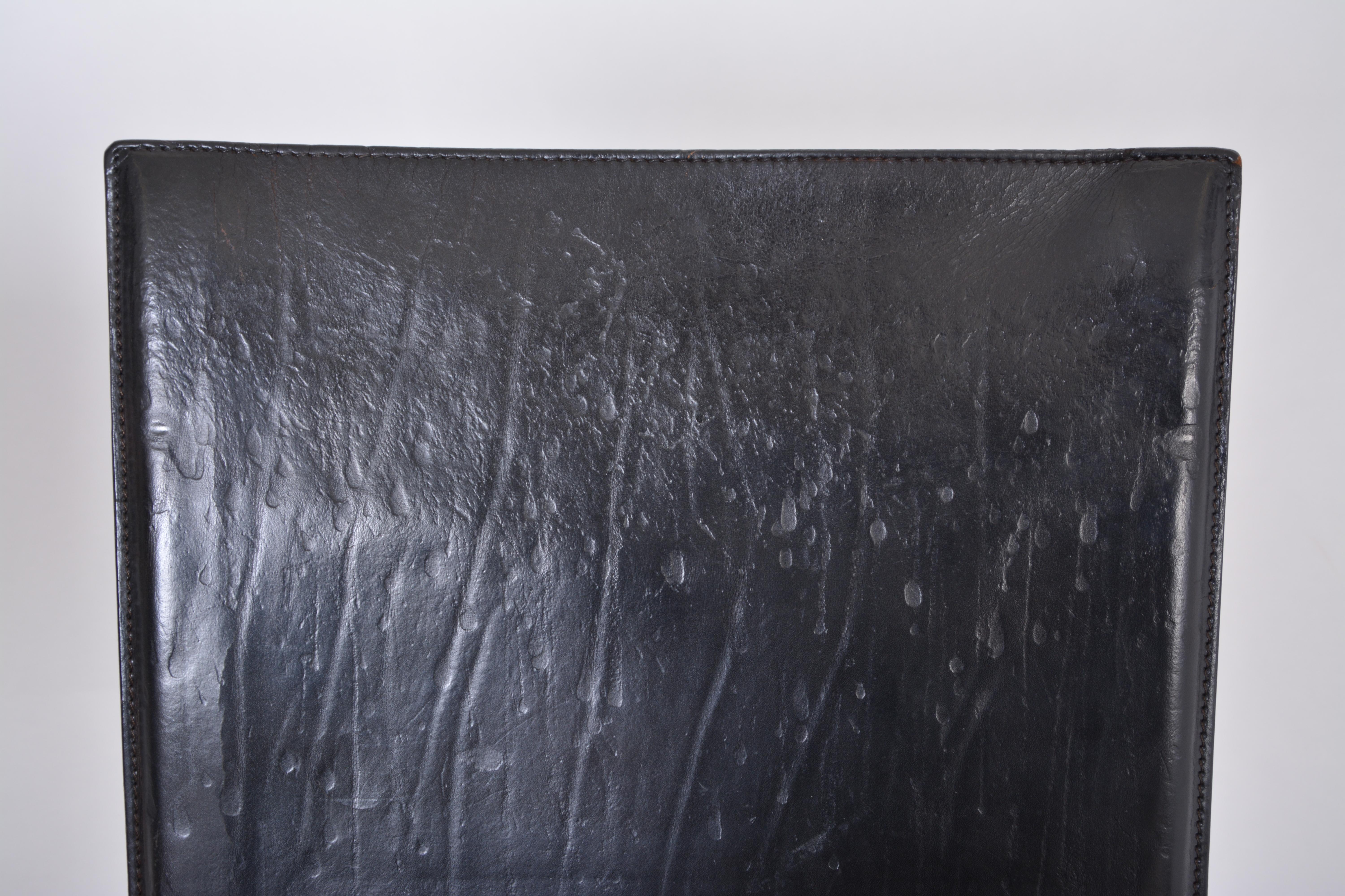 Ein Paar Afra & Tobia Scarpa zugeschriebene Esszimmerstühle aus schwarzem Leder im Angebot 8