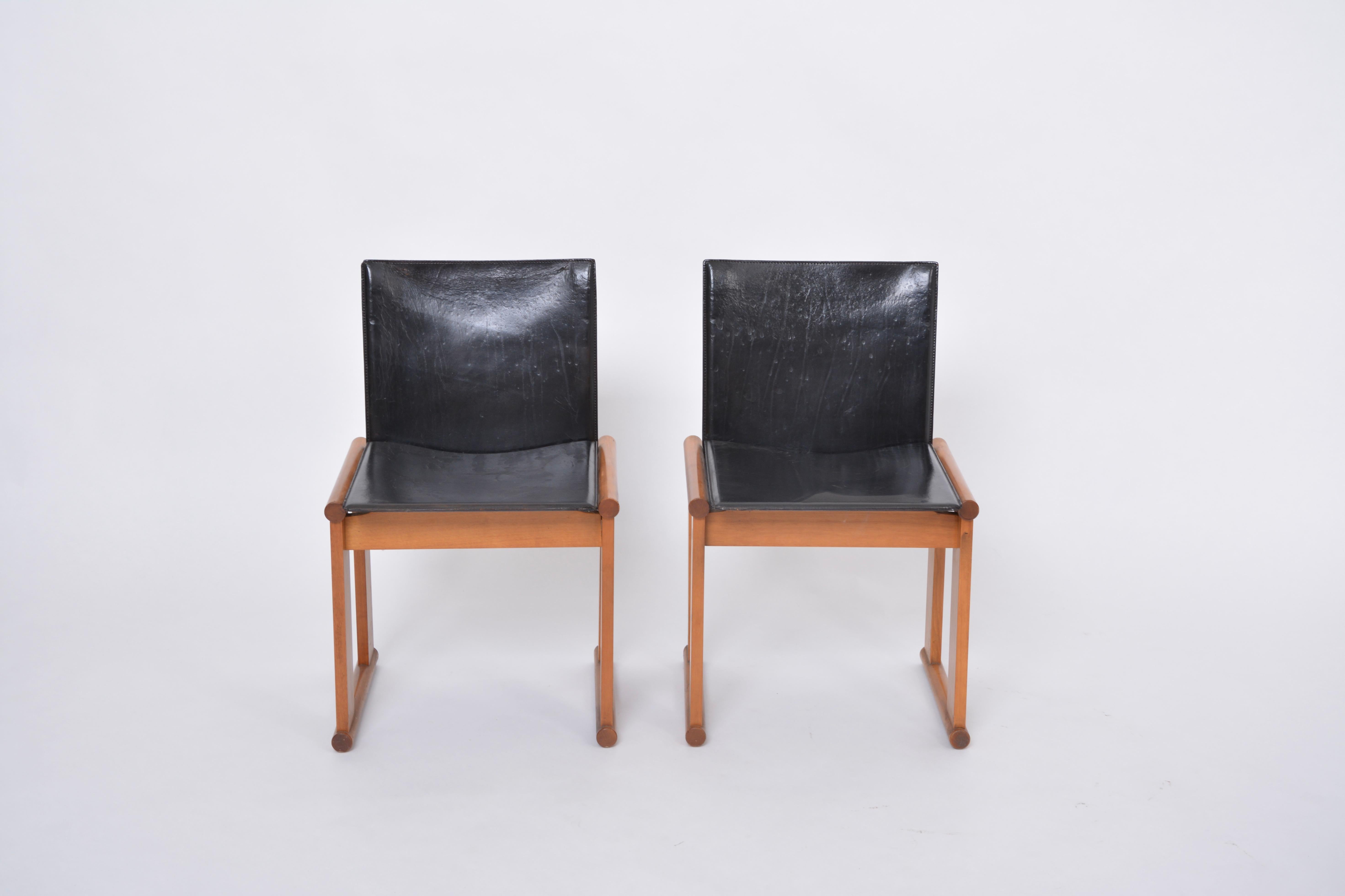 Ein Paar Afra & Tobia Scarpa zugeschriebene Esszimmerstühle aus schwarzem Leder
Dieses Paar Esszimmerstühle zeigt starke Ähnlichkeit mit zwei Entwürfen der berühmten italienischen Designer Afra & Tobia Scarpa: die Stühle 'Monk' (1974) und die Stühle