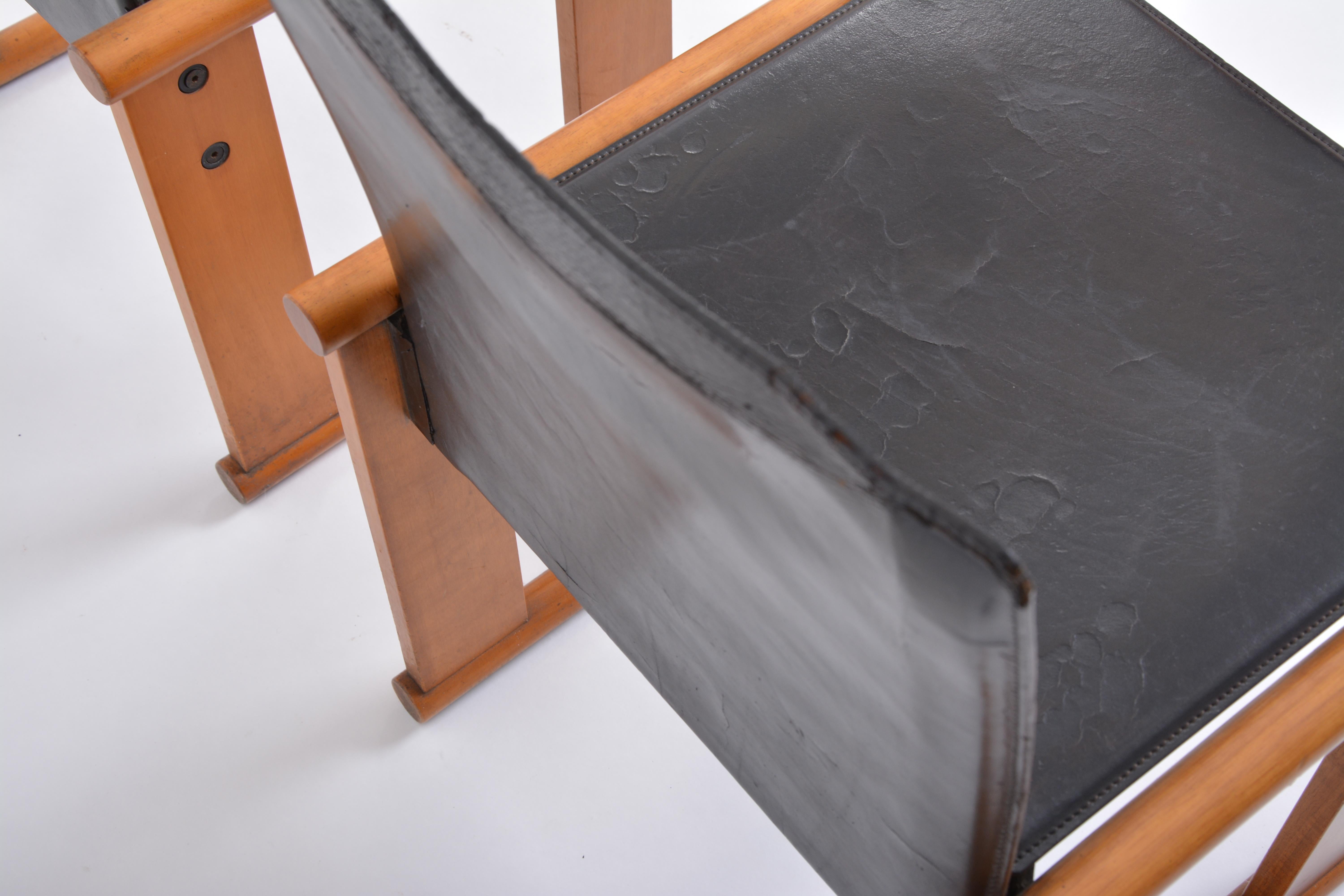 Ein Paar Afra & Tobia Scarpa zugeschriebene Esszimmerstühle aus schwarzem Leder im Angebot 14