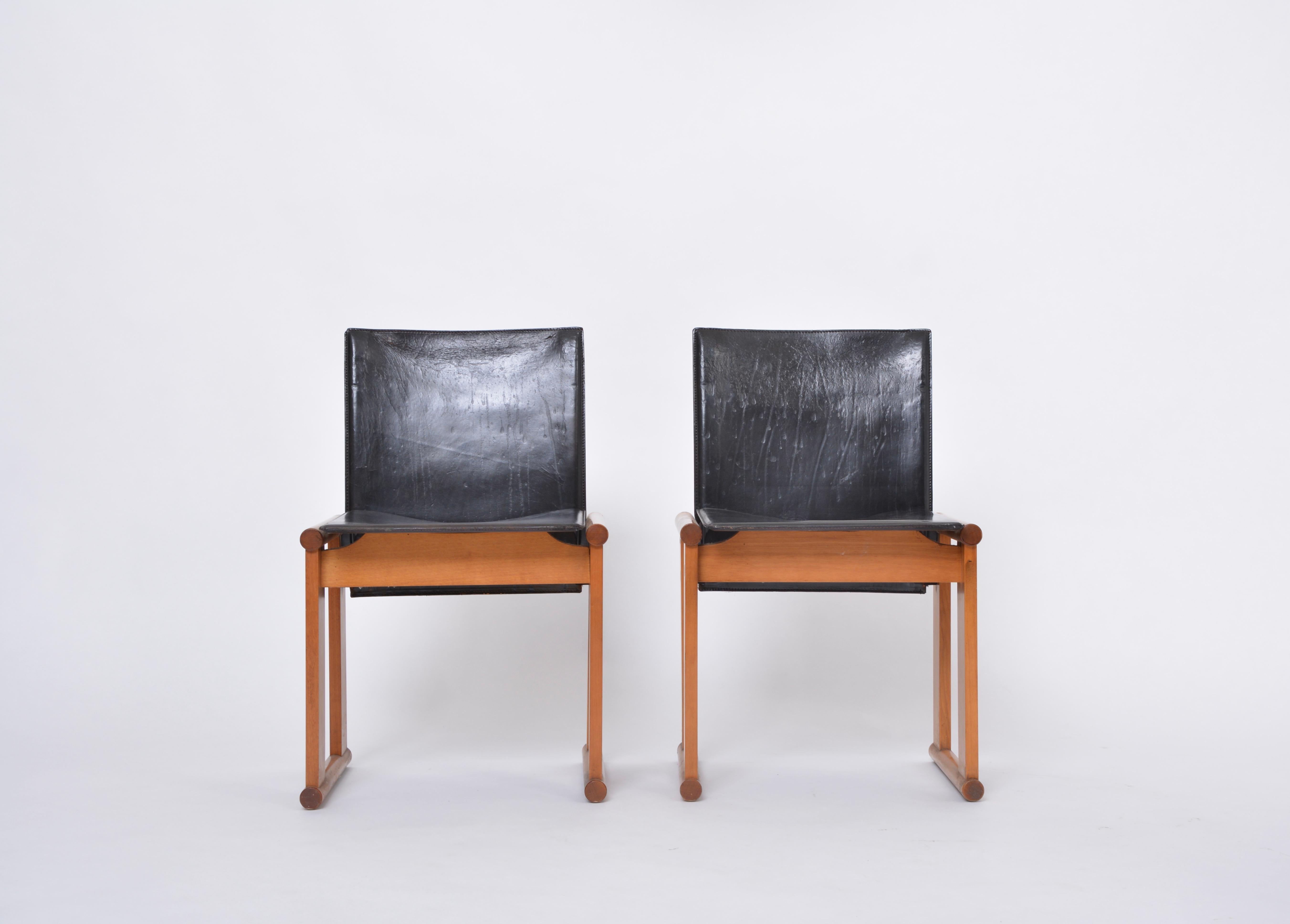 Mid-Century Modern Afra & Tobia Scarpa attributed Pair of Dining Chairs in Black Leather For Sale