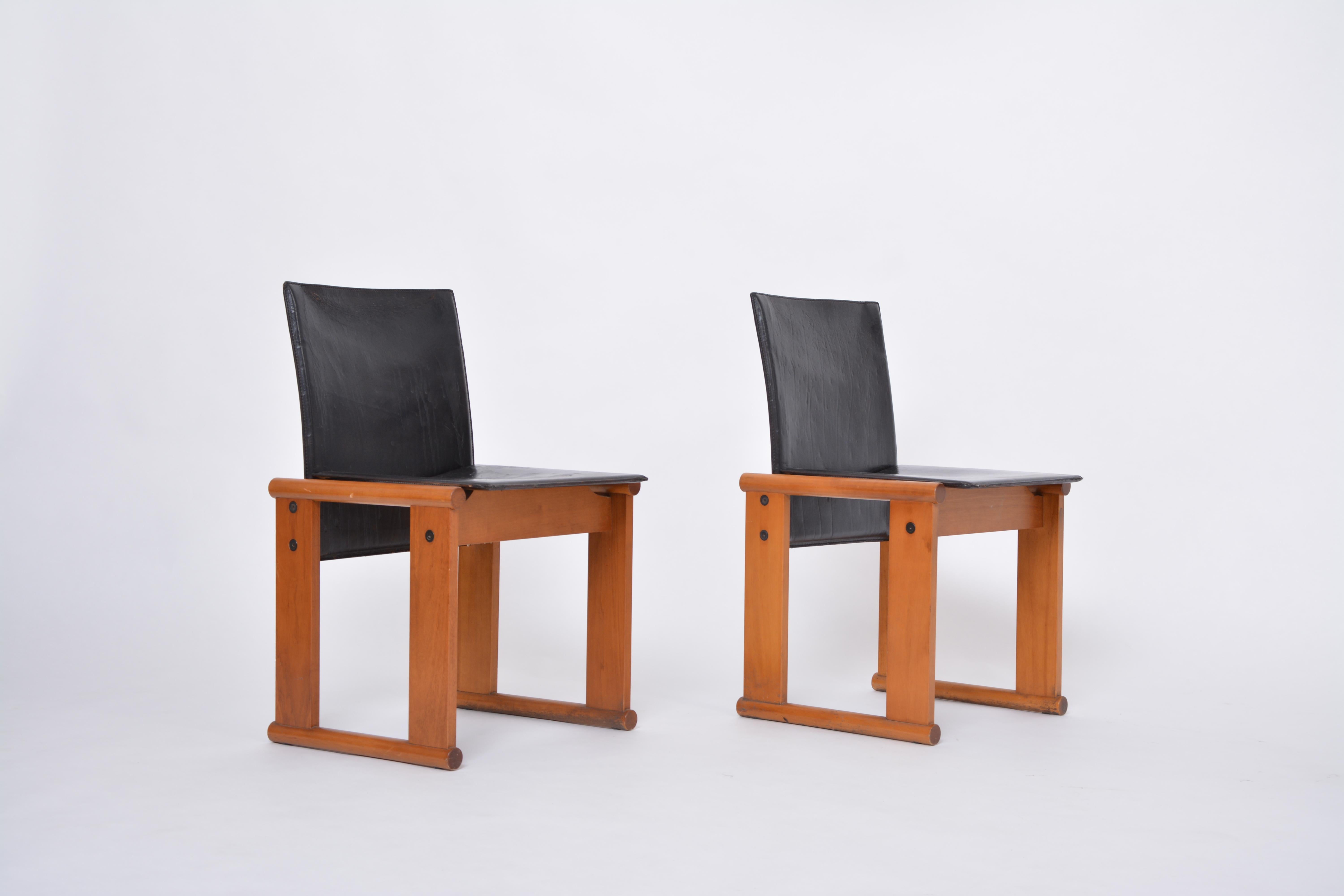 Italian Afra & Tobia Scarpa attributed Pair of Dining Chairs in Black Leather For Sale