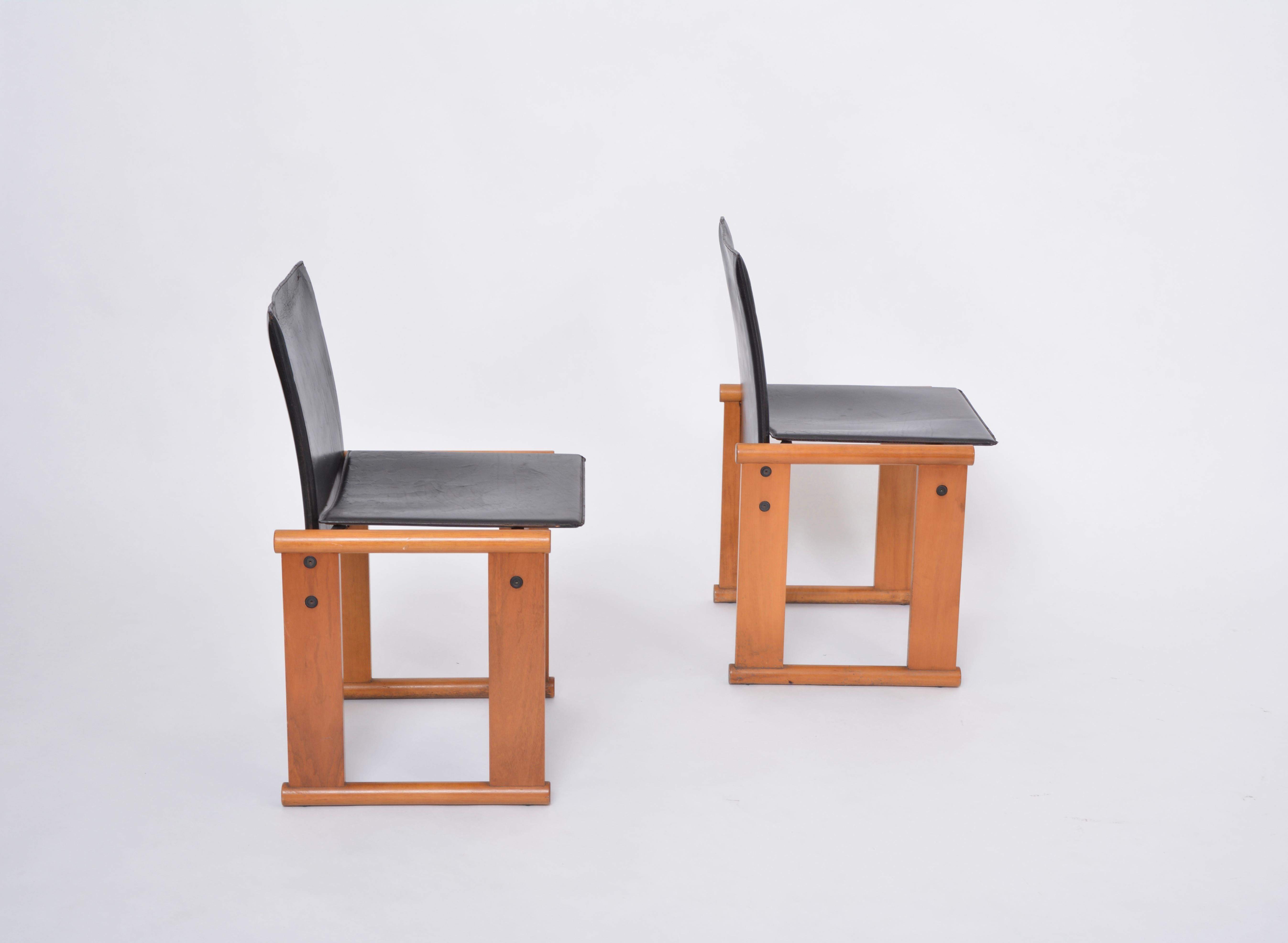 Ein Paar Afra & Tobia Scarpa zugeschriebene Esszimmerstühle aus schwarzem Leder im Zustand „Gut“ im Angebot in Berlin, DE