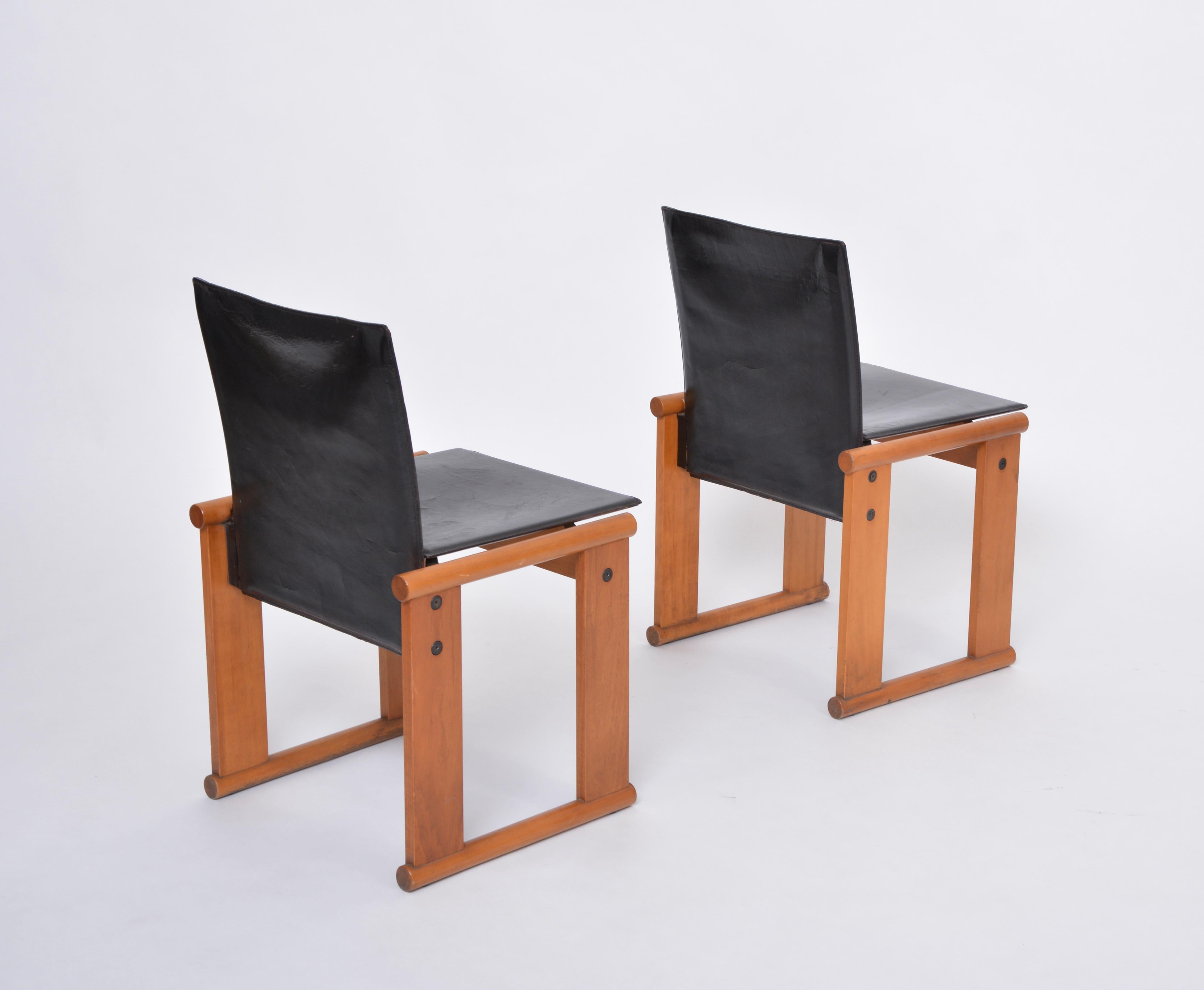 Ein Paar Afra & Tobia Scarpa zugeschriebene Esszimmerstühle aus schwarzem Leder (20. Jahrhundert) im Angebot