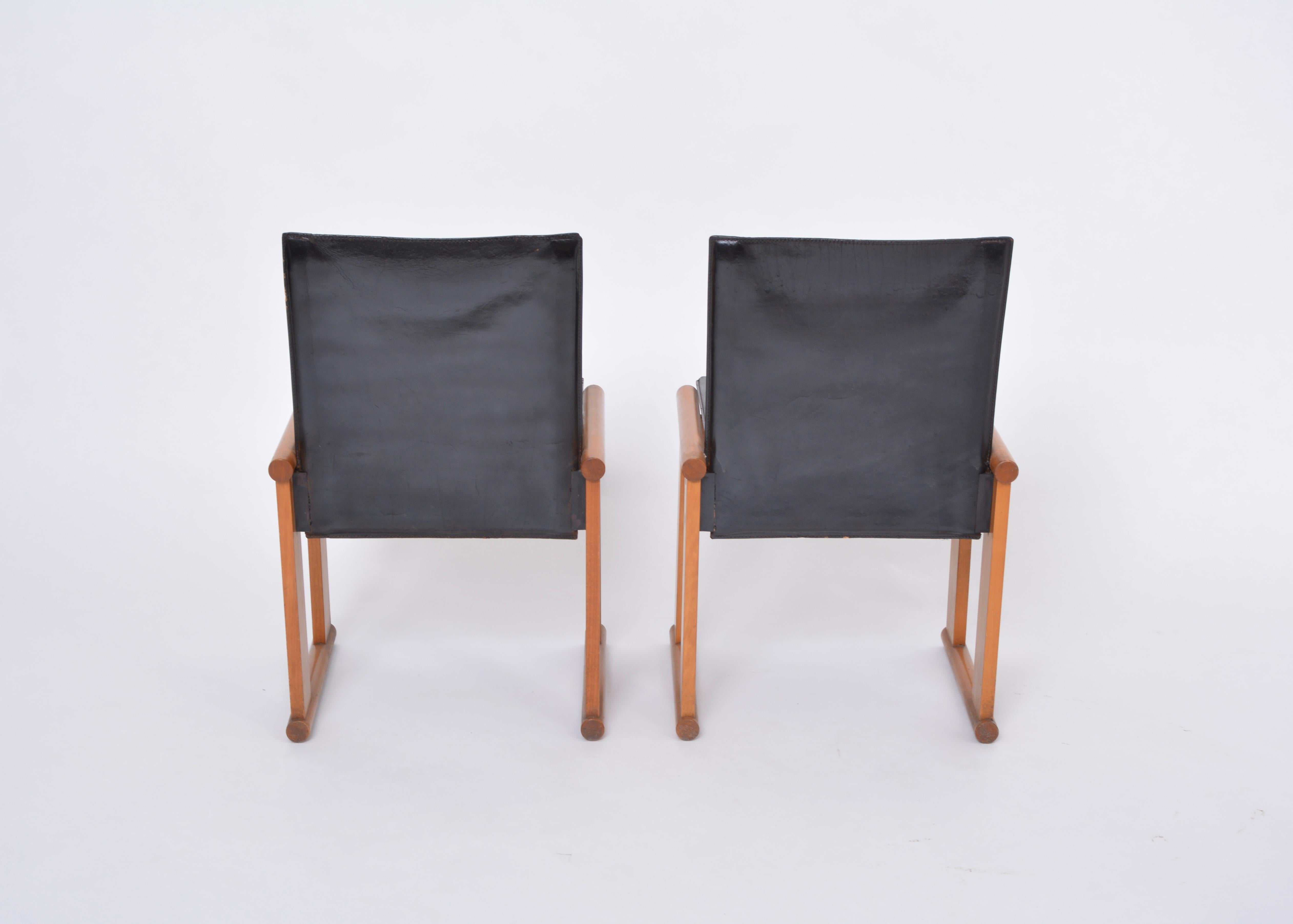 Ein Paar Afra & Tobia Scarpa zugeschriebene Esszimmerstühle aus schwarzem Leder im Angebot 1