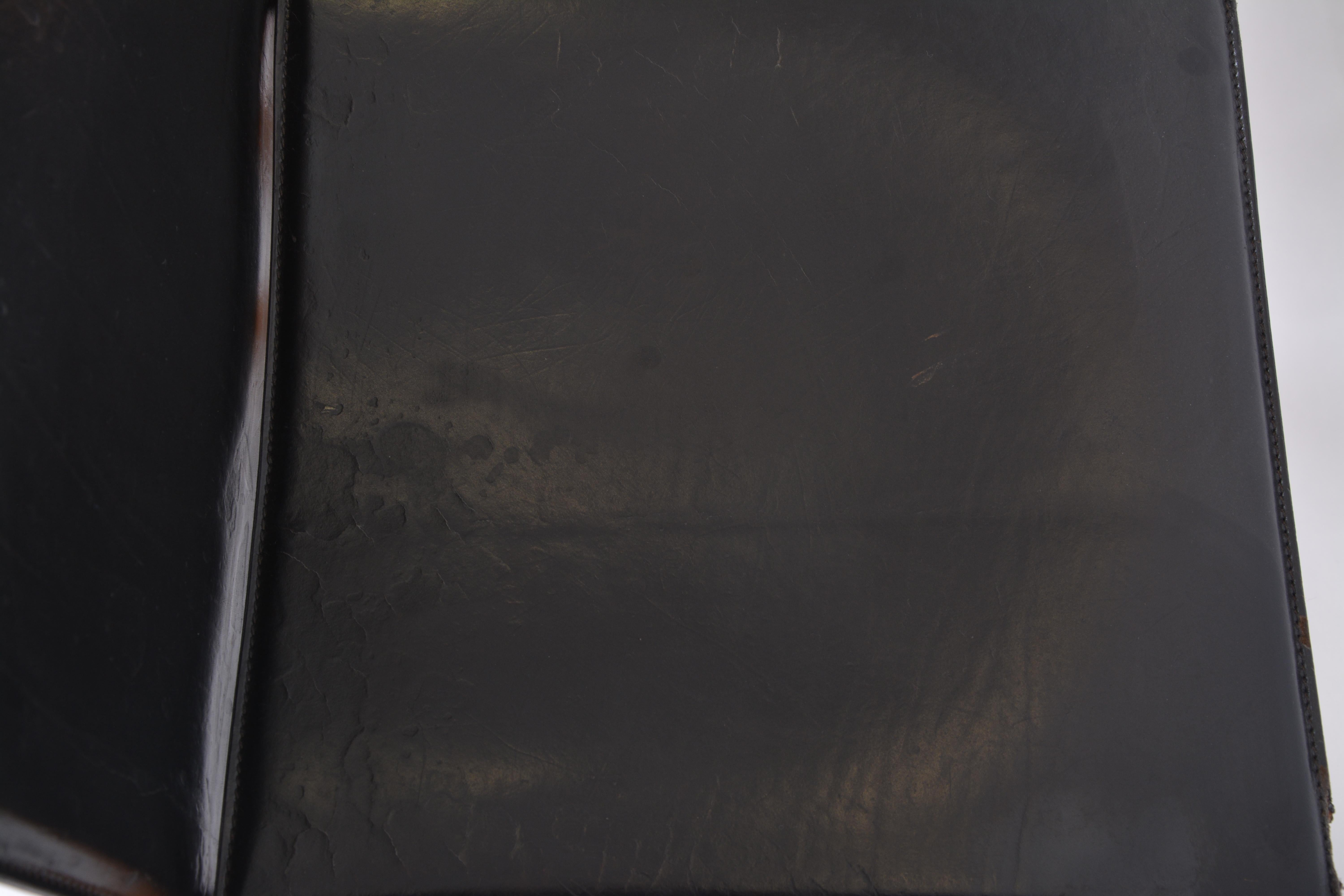 Ein Paar Afra & Tobia Scarpa zugeschriebene Esszimmerstühle aus schwarzem Leder im Angebot 3