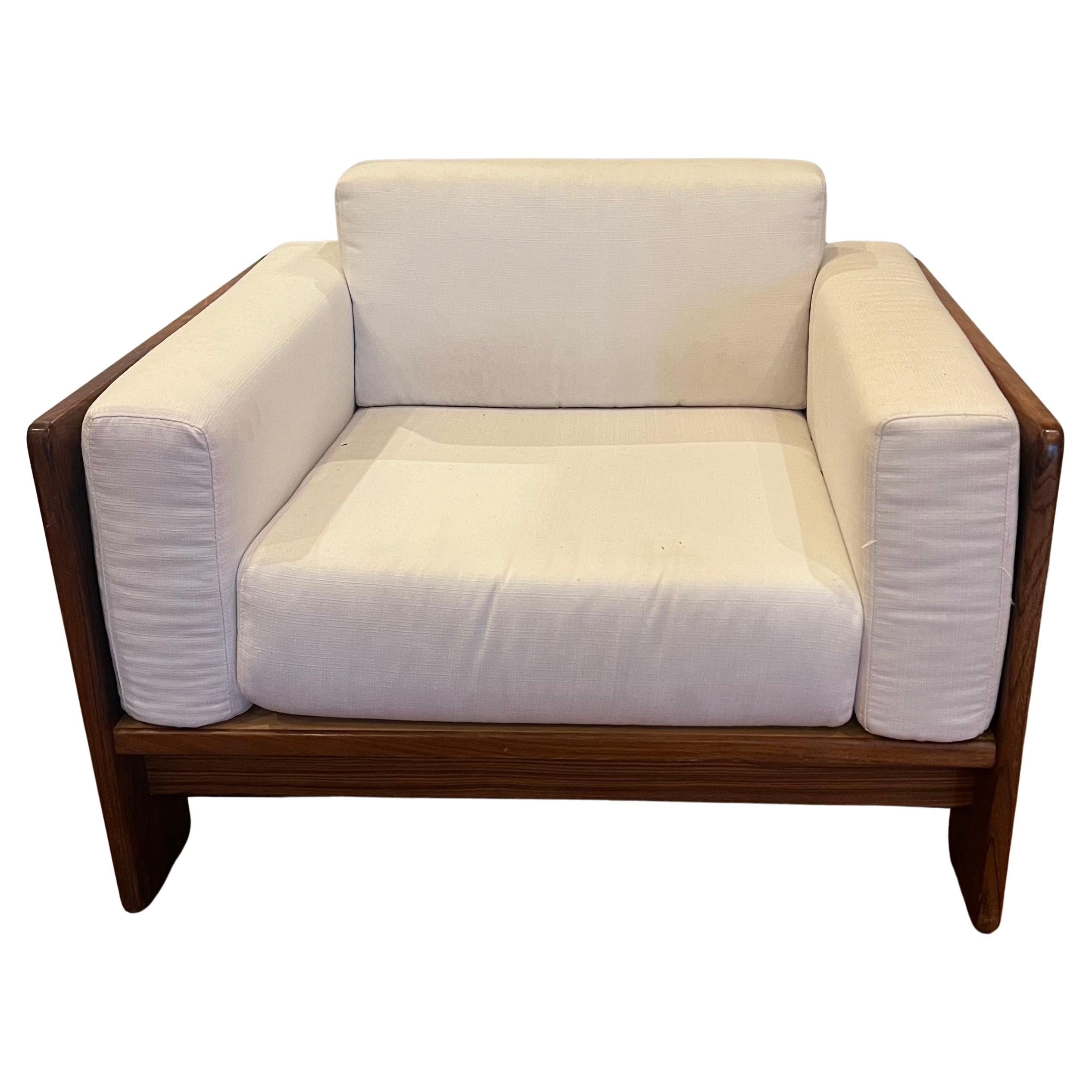  Klassik and chic club/lounge chair from the Bastiano series, designed by the iconic Italian designer duo Afra & Tobia Scarpa for Gavina, imported by standig Italy, circa 1960. The chair have a solid rosewood frame and are newly upholstered with a