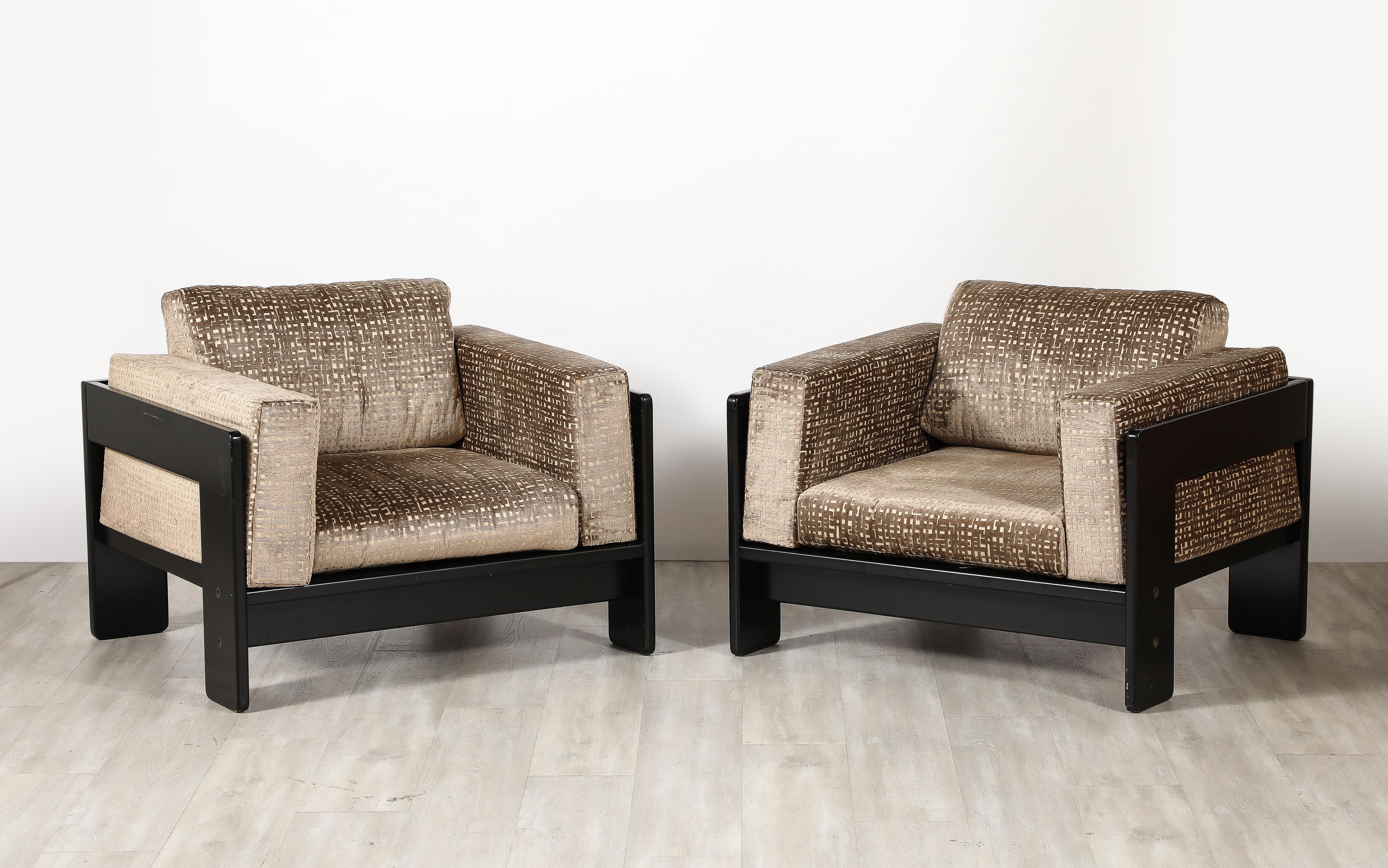 Una classica ed elegante coppia di sedie club/lounge della serie Bastiano, progettata dall'iconico duo di designer italiani Afra & Tobia Scarpa per Gavina, Italia, circa 1960. Le sedie hanno una solida struttura in noce laccato e sono state