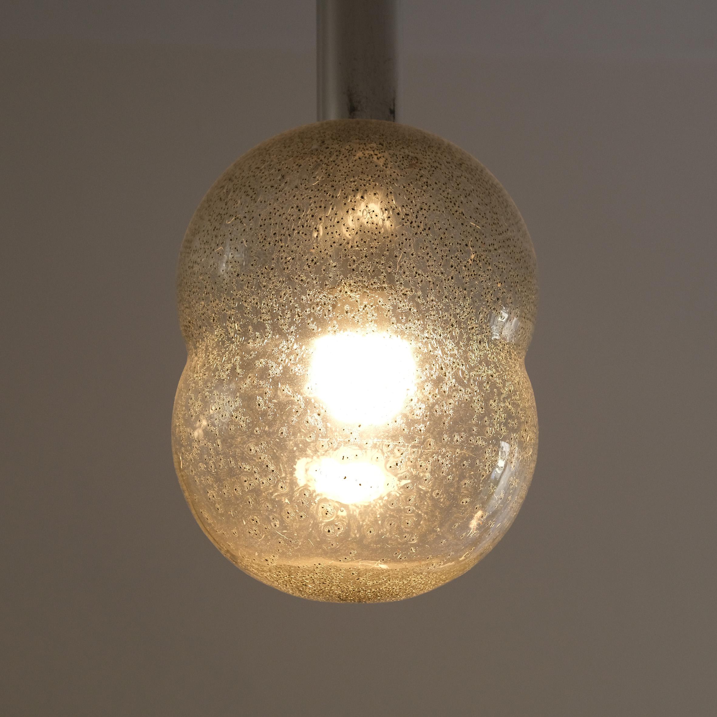 Afra & Tobia Scarpa (1935-2011 & 1935-)

« Bilobo »

An aluminum and blown glass pendant light, the double spherical glass shade with metallized and frosted finish, with inclusion of metal particules and silica, with a double cylindrical aluminum