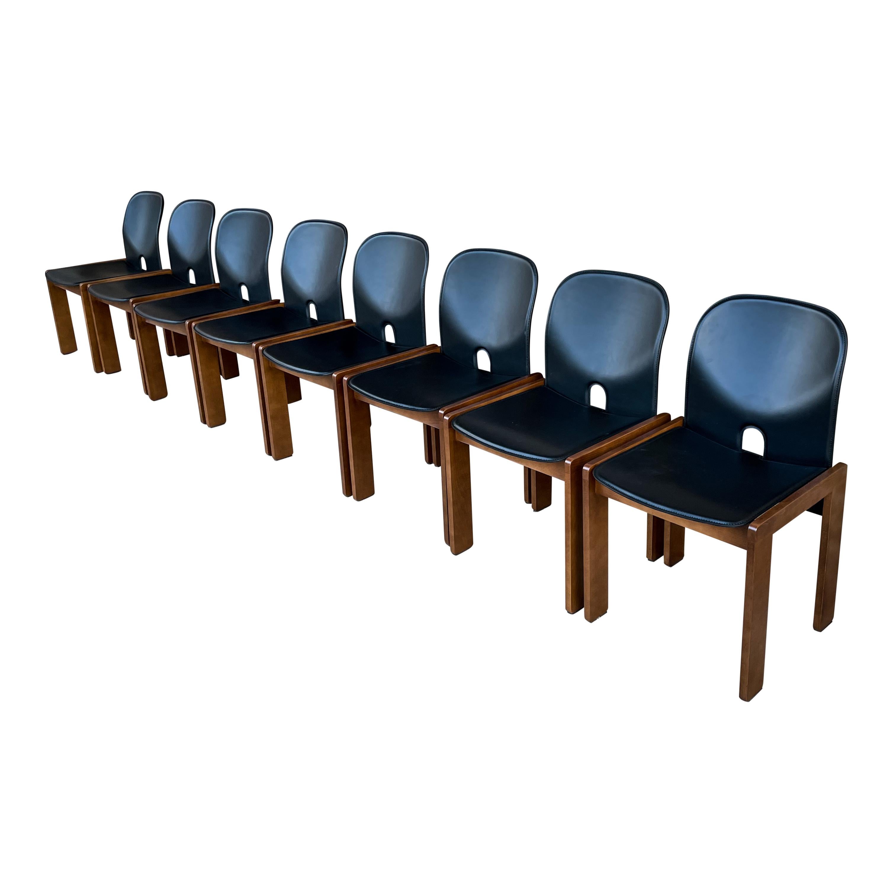 Set di dieci sedie da pranzo Model 121, disegnate da Afra & Tobia Scarpa e prodotte dall'azienda italiana Cassina nel 1967.
Presentano un rivestimento in pelle nera e una struttura in noce.

Completamente restaurato in Italia.

Afra & Tobia Scarpa