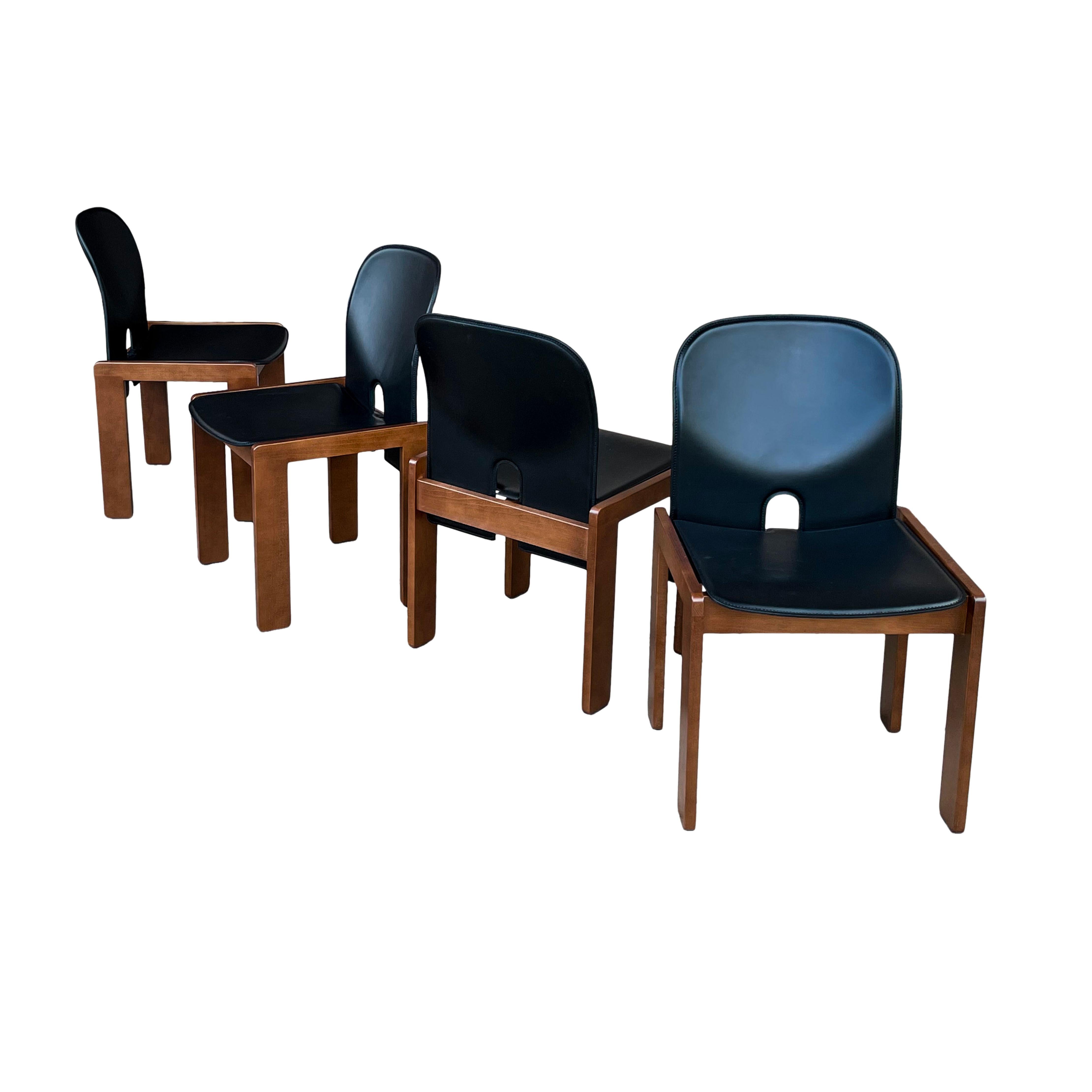 Ensemble de quatre chaises de salle à manger modèle 121, conçues par Afra et Tobia Scarpa et produites par le fabricant italien Cassina en 1967.
Ils sont recouverts de cuir noir et leur structure est en noyer.

Entièrement restauré en Italie.

Afra