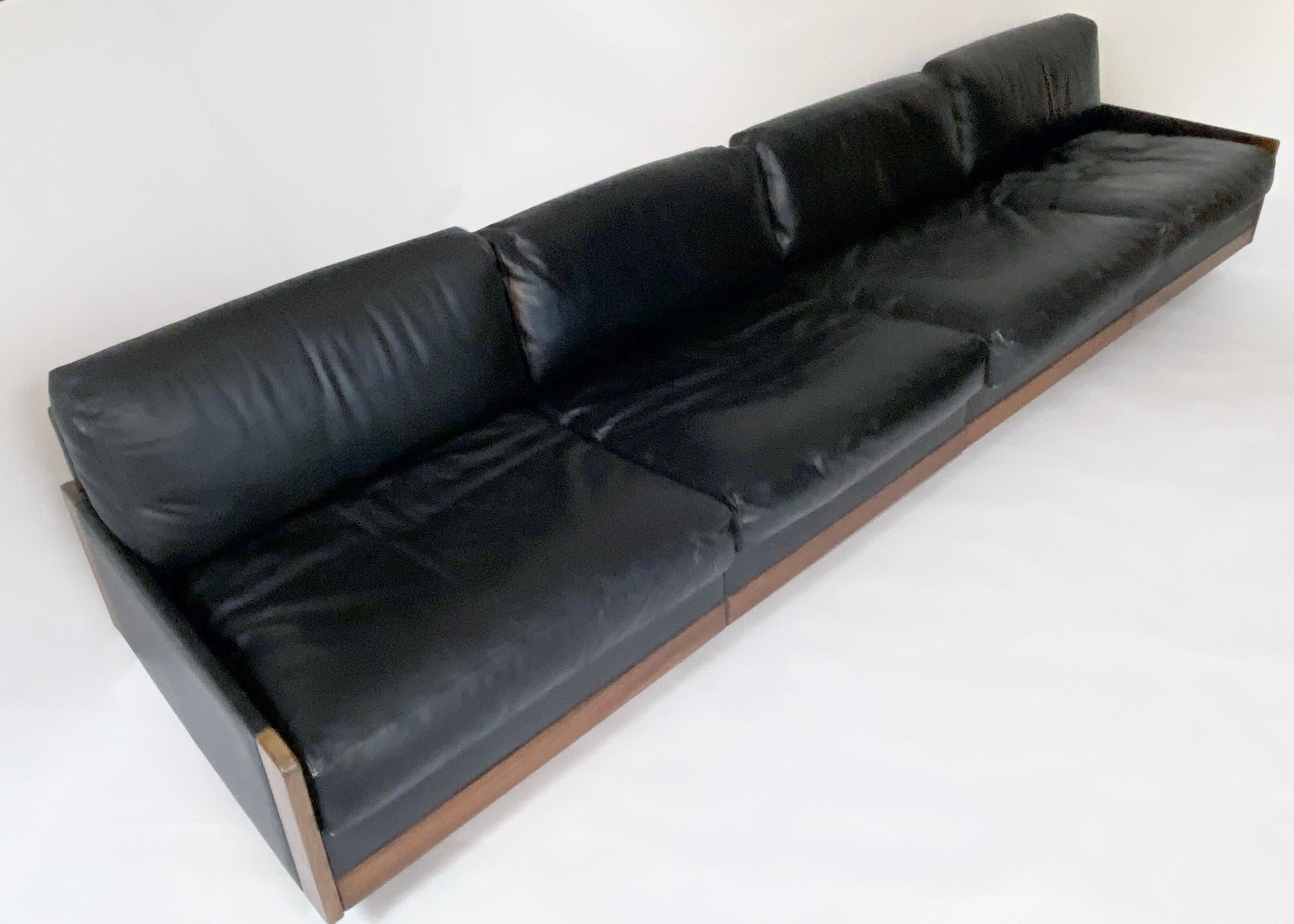 1970s four-seat sofa by Cassina, designed by Afra and Tobia Scarpa. Midcentury Italian design. Rosewood frame. The back, seating and back cushions are covered with a beautiful black leather. Model 920.
Measures: Seat height 14