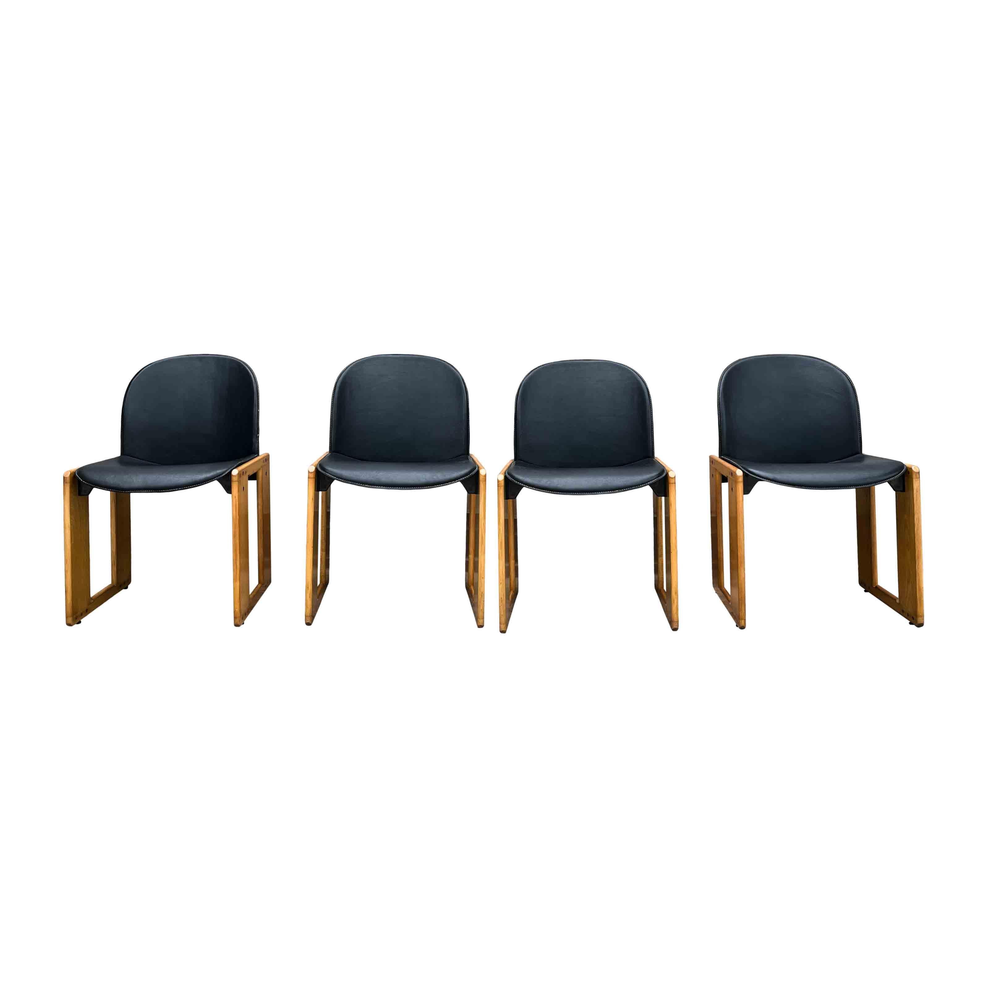 Set of 4 Dialogo chairs designed by Afra and Tobia Scarpa for B&B Italia in 1973.

The chairs are composed of a natural ash structure and a fiberglass seat and backrest upholstered in black leather.

The structure retrieves the typical Scarpa