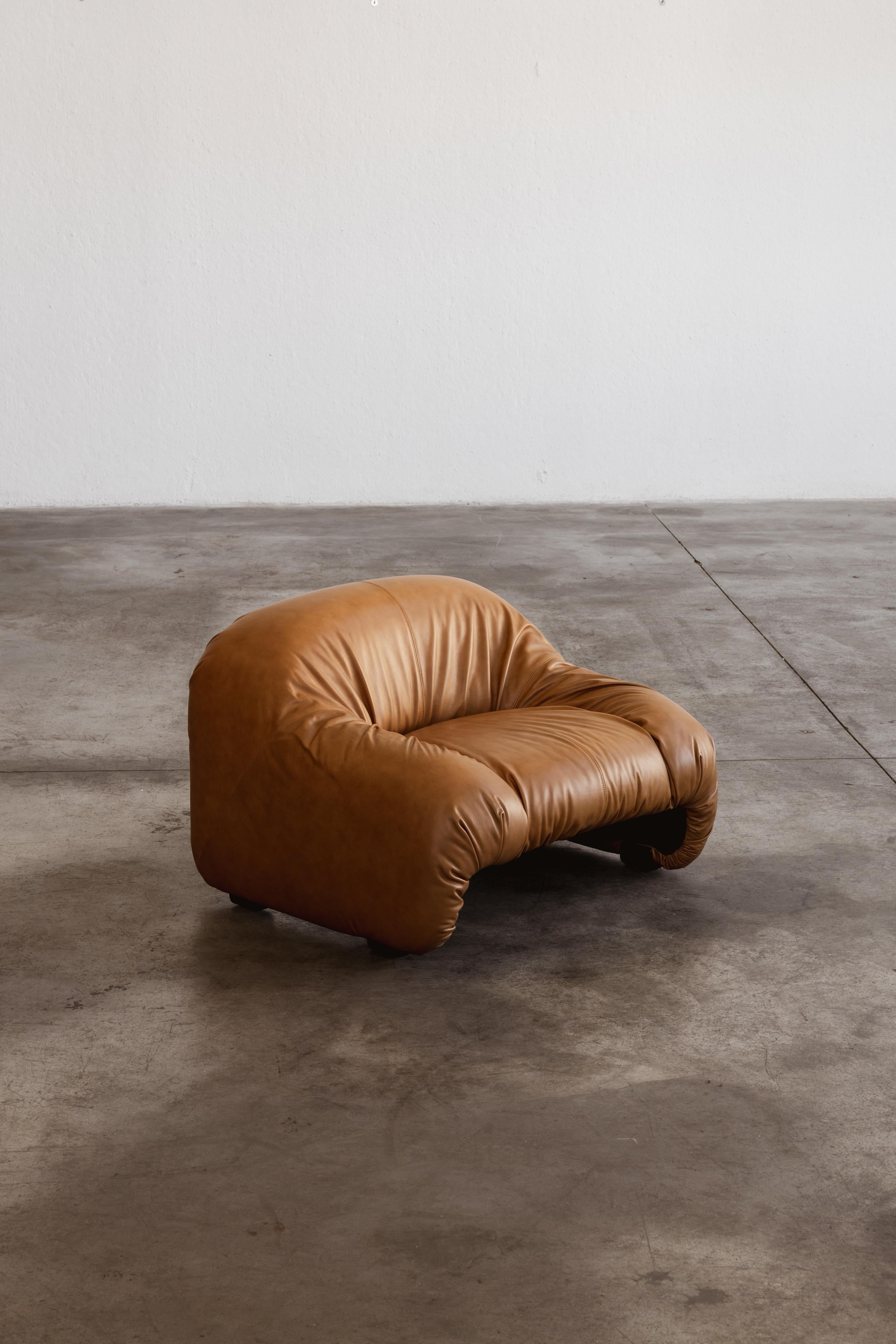 Afra & Tobia Scarpa “Bonanza” armchair for C&B Italia, cognac leather, 1969

The “Bonanza” armchair, designed by Afra & Tobia Scarpa for C&B in 1969, embodies modern comfort and minimalist design. The upholstery appears as a continuous piece of