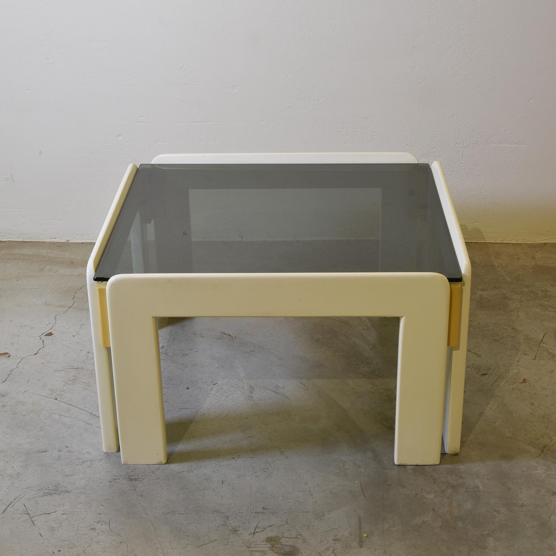 Seltener weißer Couchtisch mit Holzstruktur und Rauchglasplatte aus den 1970er Jahren, hergestellt von Afra & Tobia Scarpa.
Afra und Tobia Scarpa sind preisgekrönte italienische postmoderne Architekten und Designer. Ihre Werke sind in Museen in den