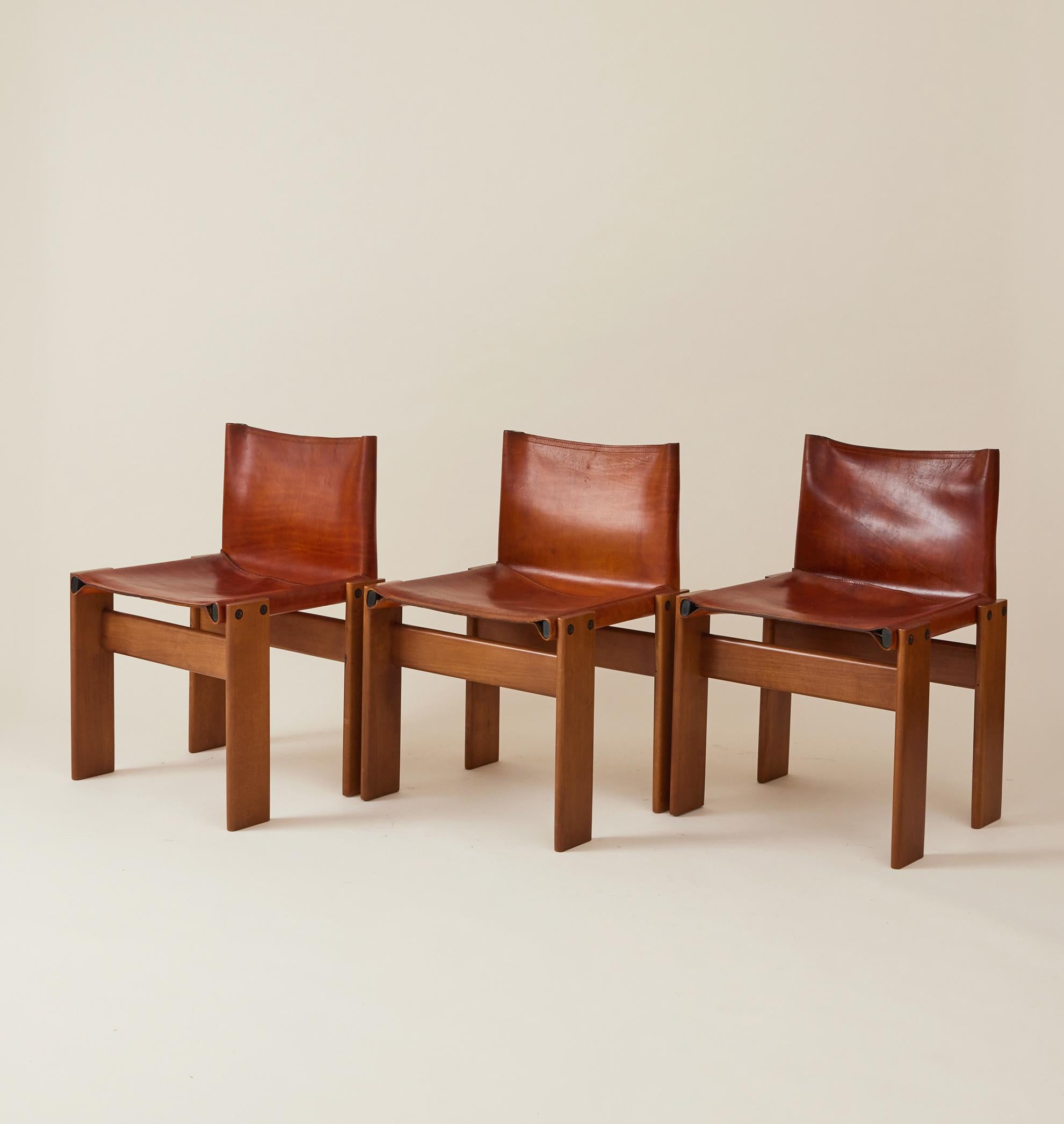 Un set di 6 sedie da pranzo in pelle 