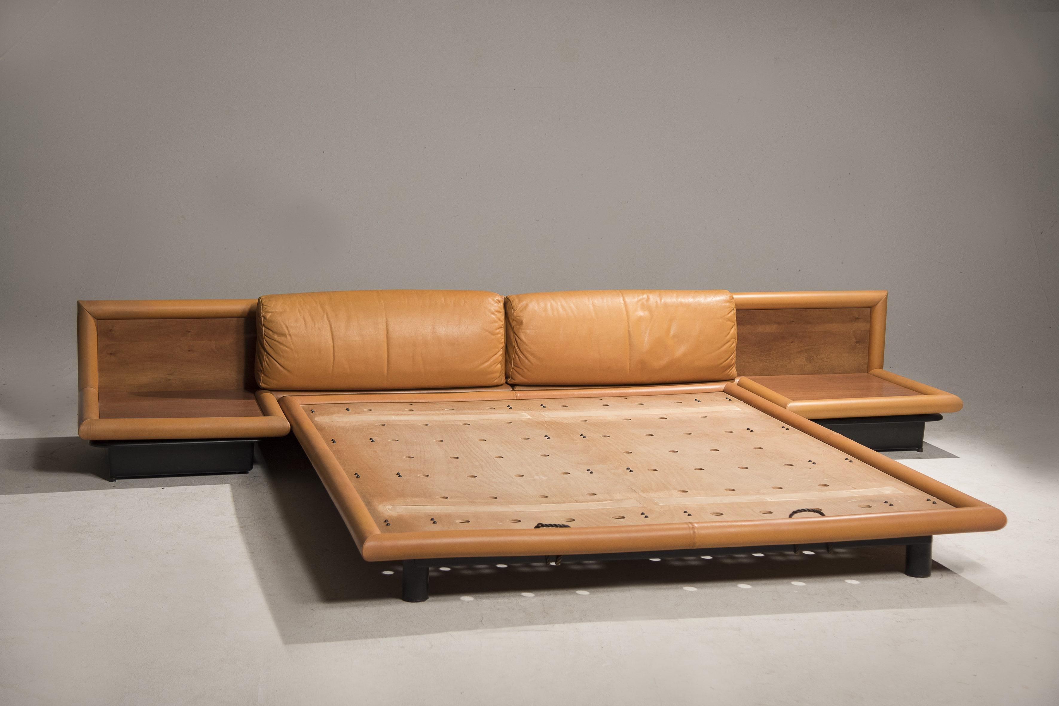 Afra & Tobia Scarpa - cadre de lit en cuir couleur cognac - composé d'une tête de lit avec tables de chevet intégrées et d'un sommier. Modèle 