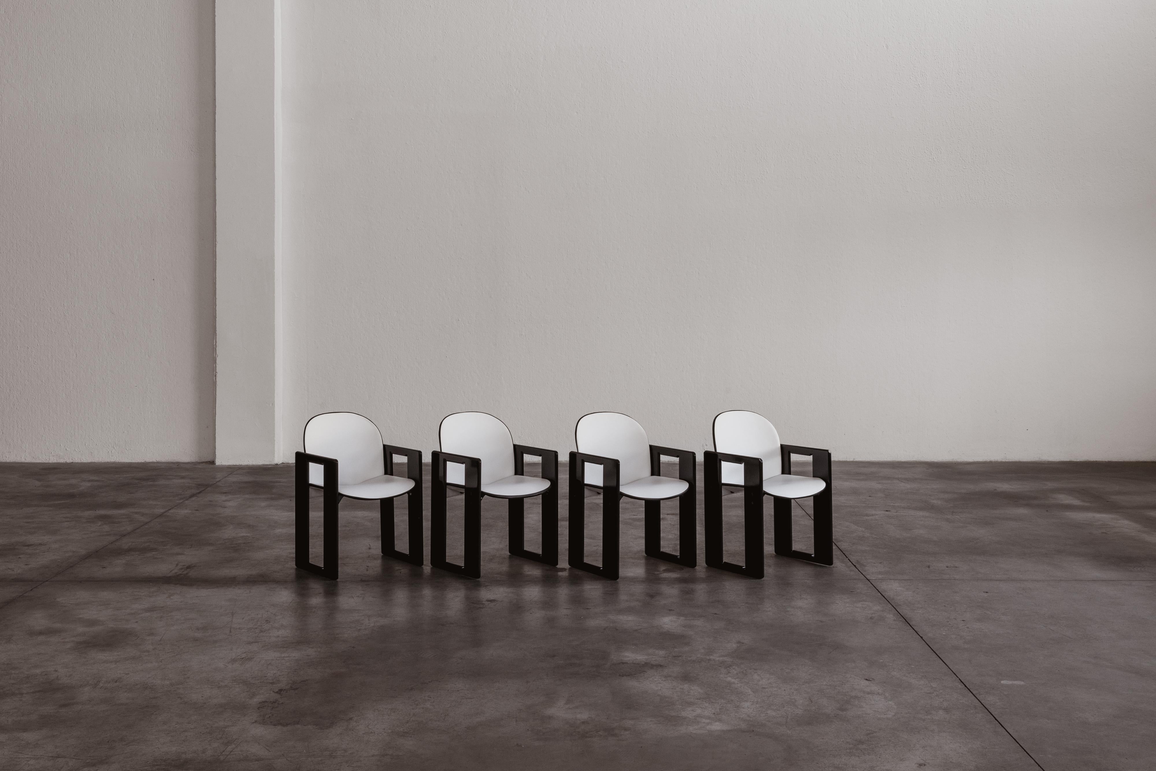 Afra & Tobia Scarpa “Dialogo” dining chairs for B&B Italia, white leather and black walnut, Italy, 1973, Set of four

The “Dialogo” chair is a return to the formal solution of the “121” chair. For the design of the structure the designers began by
