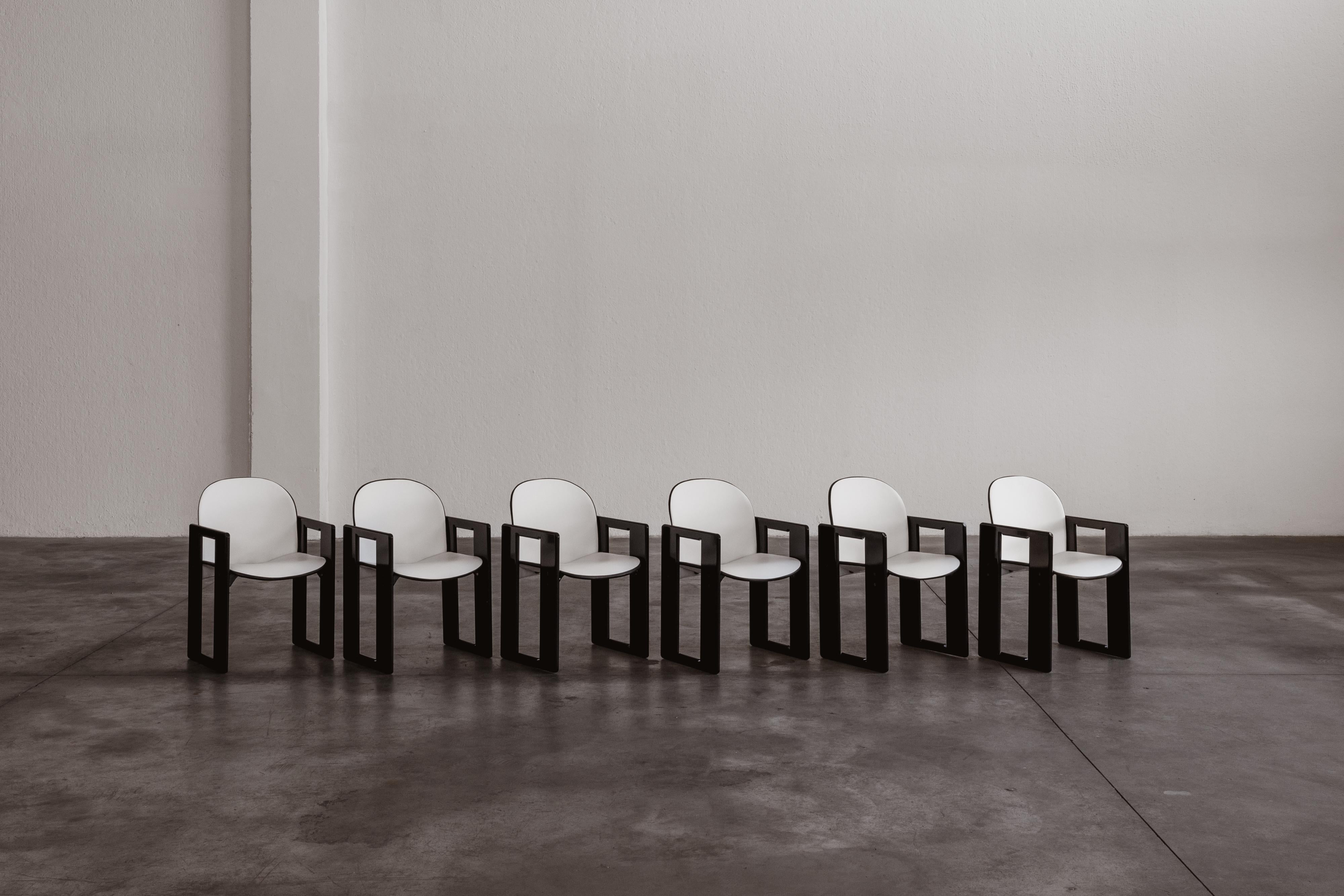 Afra & Tobia Scarpa “Dialogo” dining chairs for B&B Italia, white leather and black walnut, Italy, 1973, Set of six

The “Dialogo” chair is a return to the formal solution of the “121” chair. For the design of the structure the designers began by