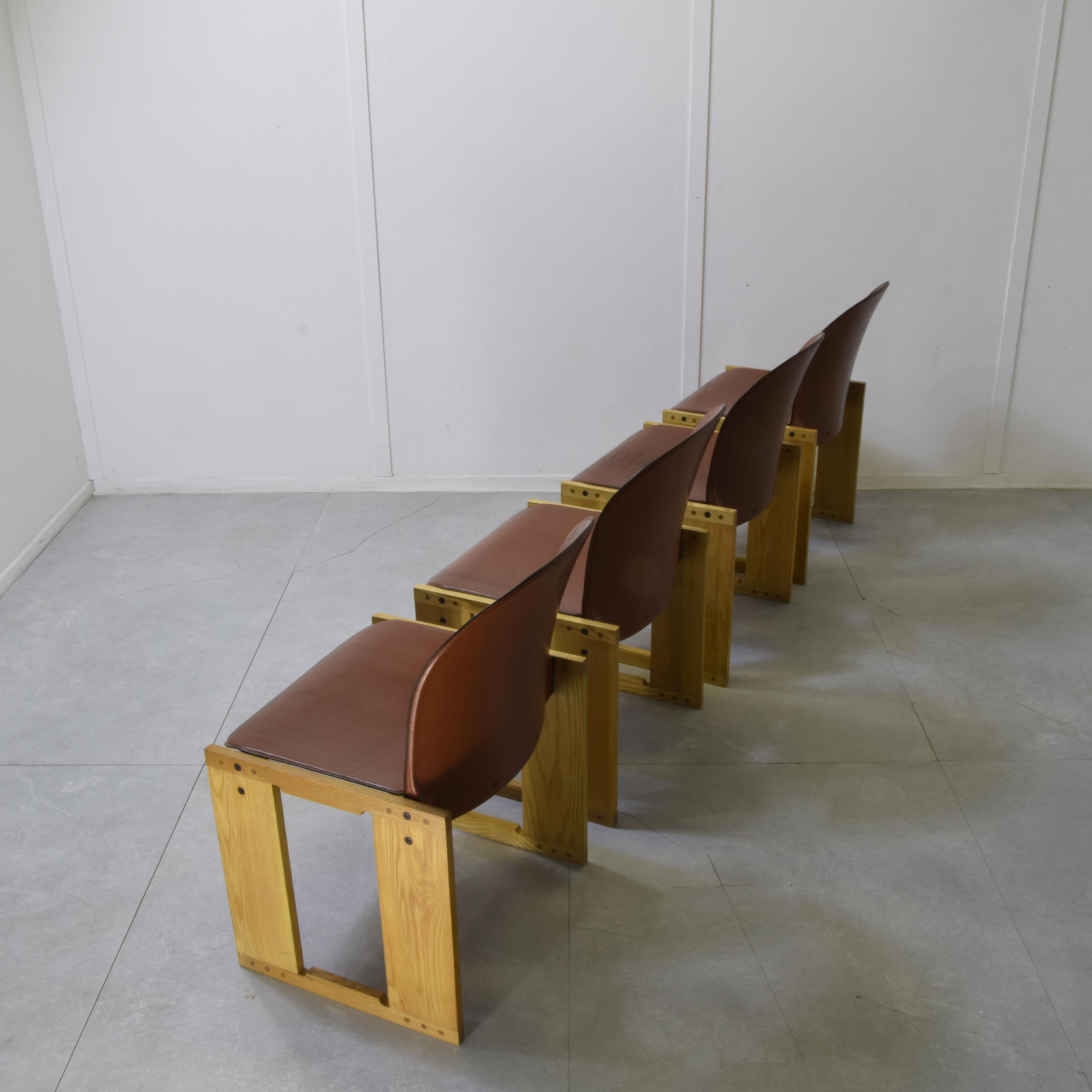 Pelle animale Afra & Tobia Scarpa Dialogo set di quattro sedie Dialogo 1970. in vendita