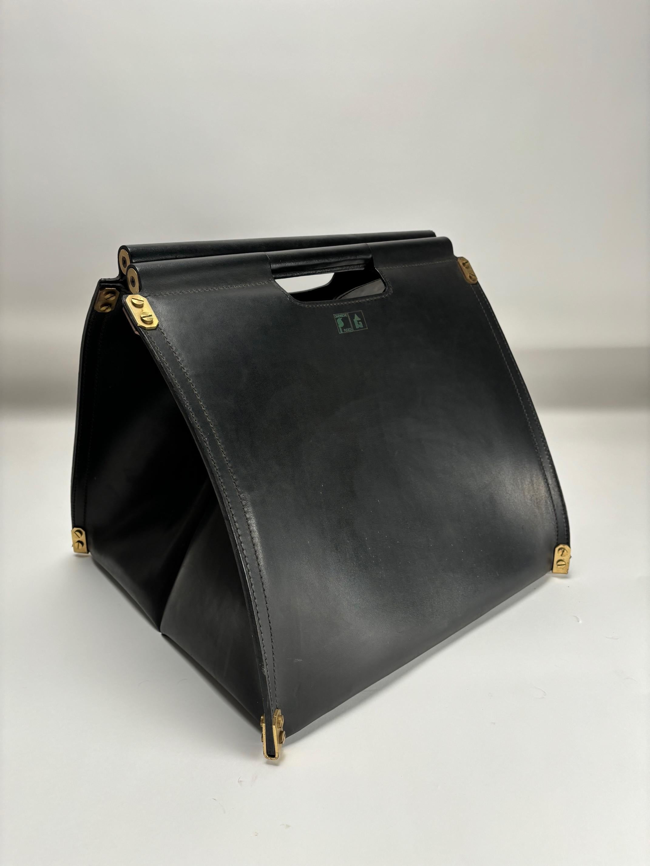 Mid-Century moderno Afra & Tobia Scarpa, Sacco per legna da ardere Dimensionefuoco in pelle e ottone, Italia in vendita