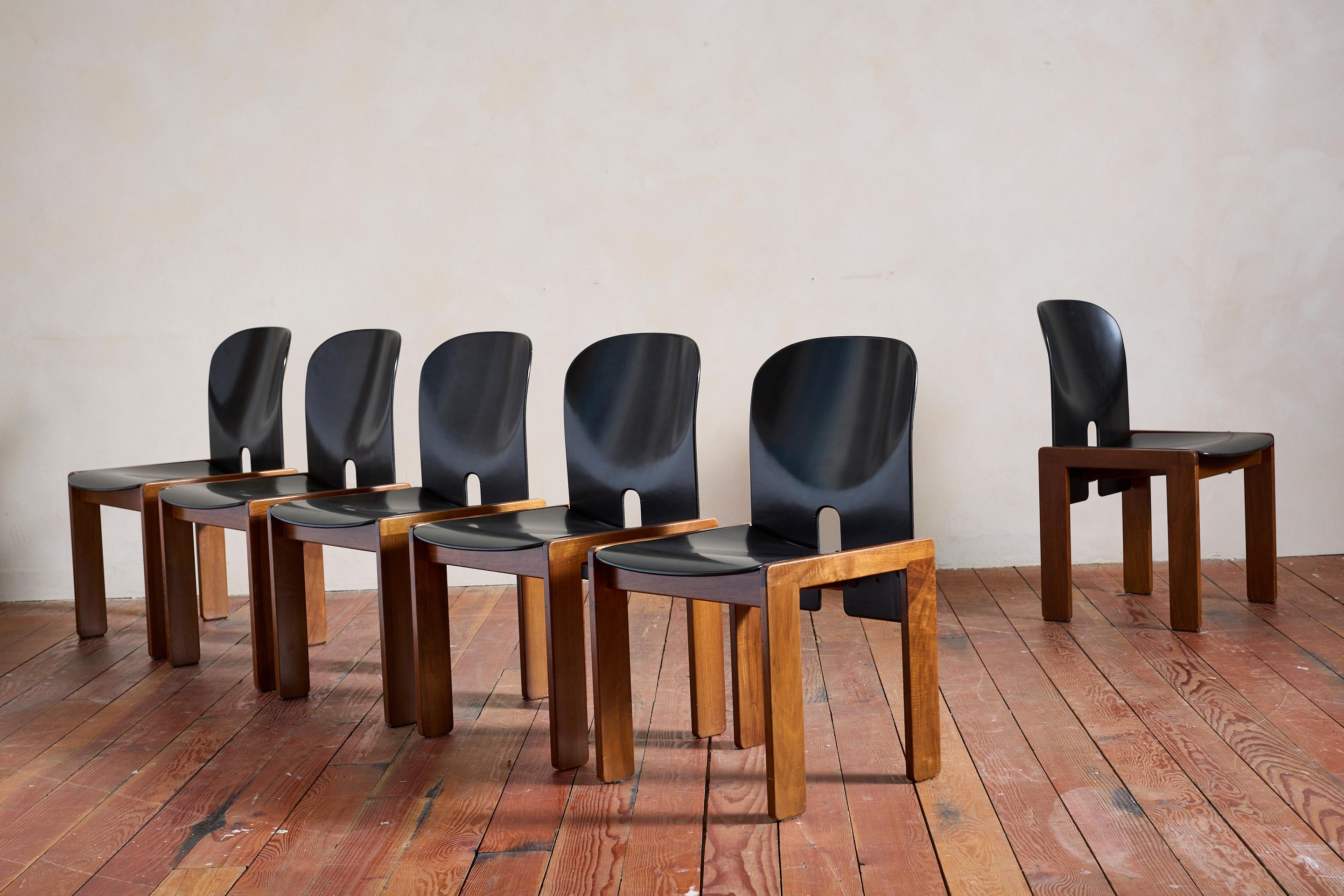 Un ensemble de six chaises 