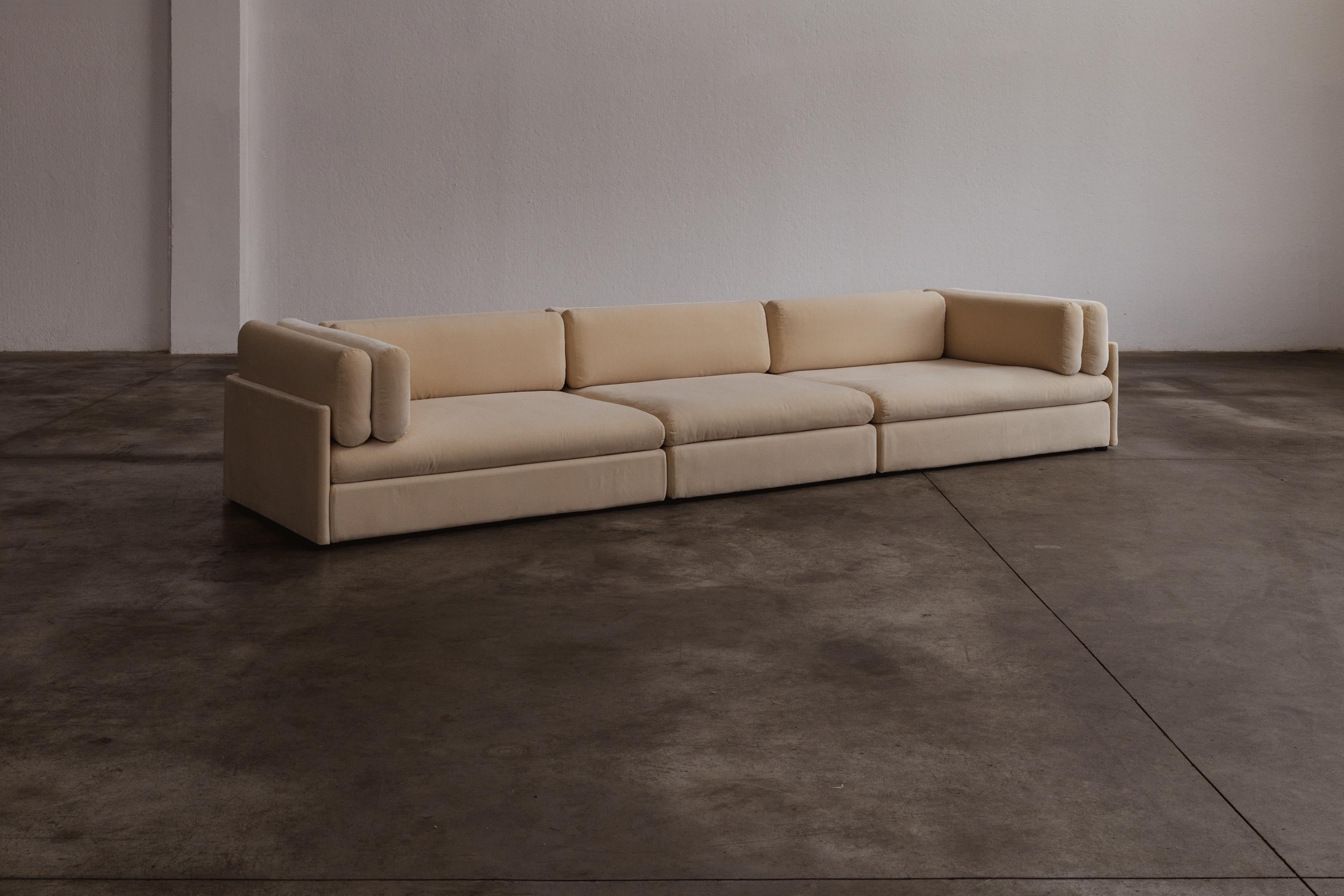 Afra & Tobia Scarpa “Elogio” modular sofa for B&B Italia, ivory velvet, 1974, set of three

Designed by Afra and Tobia Scarpa for B&B Italia in 1974, Elogio is a modular sofa that balances refined aesthetics with functional versatility. The design