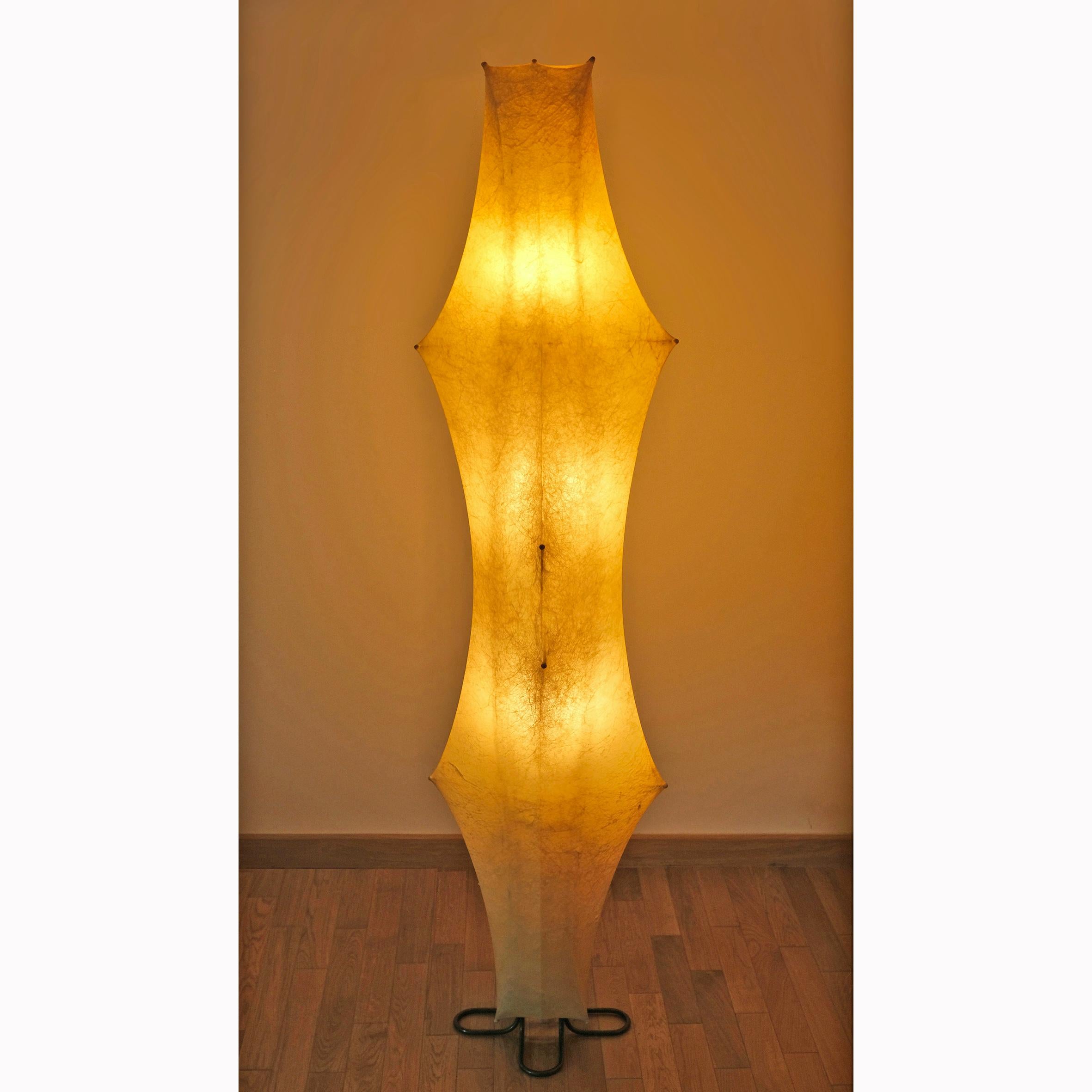 Afra & Tobia Scarpa

Fantasma

Una lampada da terra, la cui struttura interna in metallo è ricoperta da un paralume in resina spruzzata.
Prodotto da Flos.
Circa 1964. Italia.

Nota
Una lampada nella collezione del Museo della Triennale di Milano.
Un